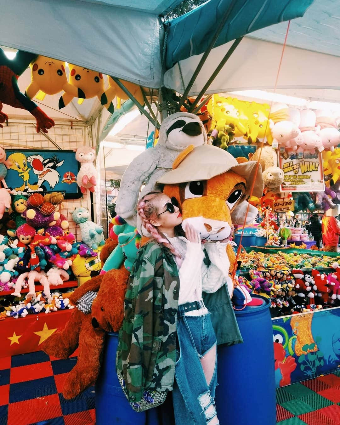 小林レイミさんのインスタグラム写真 - (小林レイミInstagram)「I like children's dolls more than I was a kid🧸🥺💗✨ #outfit #fashionlook #amusementpark #dreaming #bigdoll #doll #colorfulday #denim #traveller #lionking #seeaustralia #australia #lovely #pinkhair #love #kawaii #harajuku」10月2日 20時46分 - _reimi._____