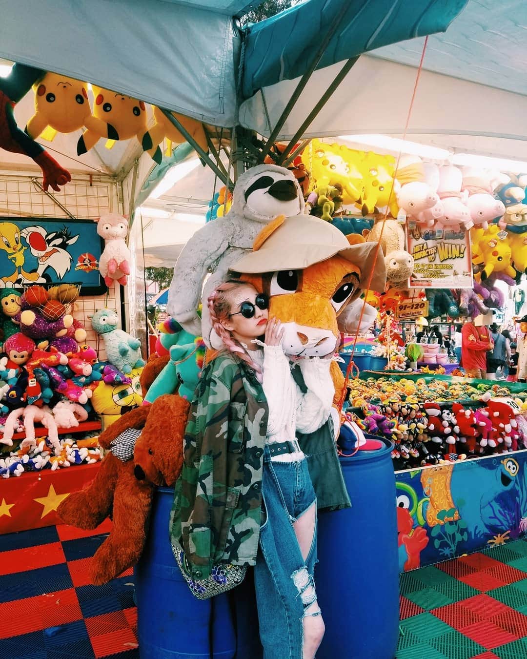 小林レイミさんのインスタグラム写真 - (小林レイミInstagram)「I like children's dolls more than I was a kid🧸🥺💗✨ #outfit #fashionlook #amusementpark #dreaming #bigdoll #doll #colorfulday #denim #traveller #lionking #seeaustralia #australia #lovely #pinkhair #love #kawaii #harajuku」10月2日 20時46分 - _reimi._____