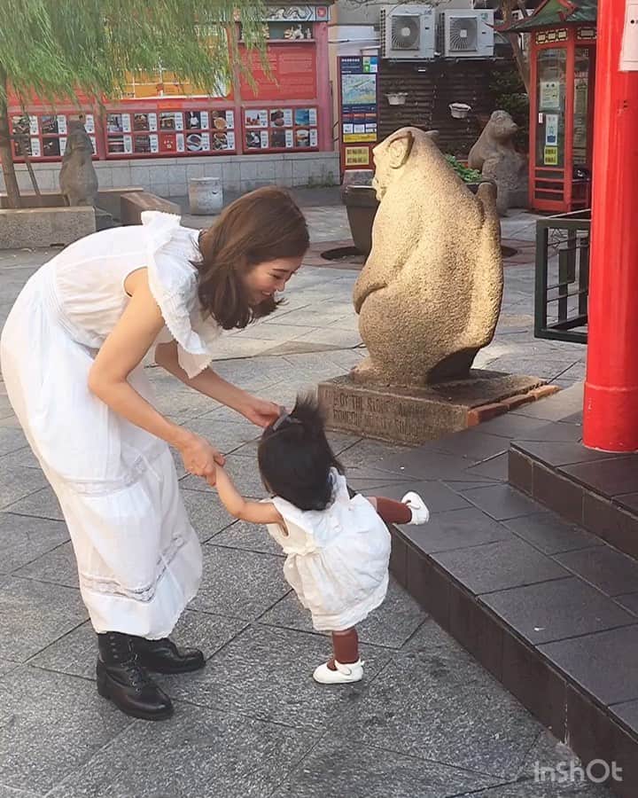 のインスタグラム：「・ AM9:00@中華街にてエンドレス‼️ 階段上るのに足を出すのが早すぎる姿がツボ🤣👏 ・」