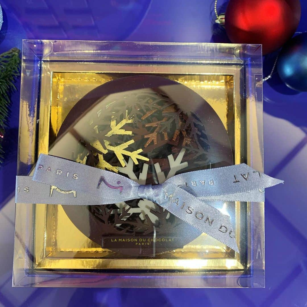 LEEさんのインスタグラム写真 - (LEEInstagram)「LA MAISON DU CHOCOLATから、 クリスマスとバレンタインギフトに向けた コレクションが発表されました。  シェフ・パティシエ・ショコラティエの、 ニコラ・クロワゾー氏を迎えた発表展示会は、 華やかな会場とチョコレートの香りに包まれた幸せな空間！  2019年クリスマスコレクションは「セクレル ポレール」。 目をひいたのは、雪降る中のクリスマスボールをイメージした 「ブール ノエル ラ ネージュ」。 スノードームをイメージしてつくられている 直径が40cm、4.4キロもあるチョコレートのオーナメントです。  オーナメントは非売品ですが、 雪の結晶がチョコレートのドームにはめ込まれた 「フロコン エテネル」は発売されます。  チョコレートのアドベントカレンダーや 限定レシピのダークガナッシュが詰め合わされたアソートもお目見え。  試食させていただきましたが 私の語彙力のなさでは「美味しい」としか言えないのがもどかしい😂 . ガツンとするほどのチョコレート感なのに、滑らかでフルーティ♡  やさしい口どけで、 あまりの美味しさに、口の中で溶けてしまうのが悲しくなるほどでした！ （伝わりますか？） .  今日の発表会では同時に バレンタインコレクション「パリ ジュテーム」も発表されました。 これからの季節はチョコレートが美味しい時期。 特別な人と、自分へのご褒美に、 ラ・メゾン・デュ・ショコラのチョコレートで 幸せなひと時を過ごしてみては？（タラ）  #magazinelee #LEEweb #LAMAISONDUCHOCOLAT #ラメゾンデュショコラ #クリスマス #バレンタイン #チョコレート #chokolate #ニコラクロワゾー 10月には、新しい試みとして #タブレットデマンド いわゆる板チョコが登場！ #これがまた美味しい #パッケージもとてもかわいい #手軽なギフトにも最適です #チョコレートは見るだけでも幸せですね #アドベントカレンダーほしいなー #ニコラ氏へのインタビューなど詳細は近日LEEwebで公開します」10月2日 20時46分 - magazinelee