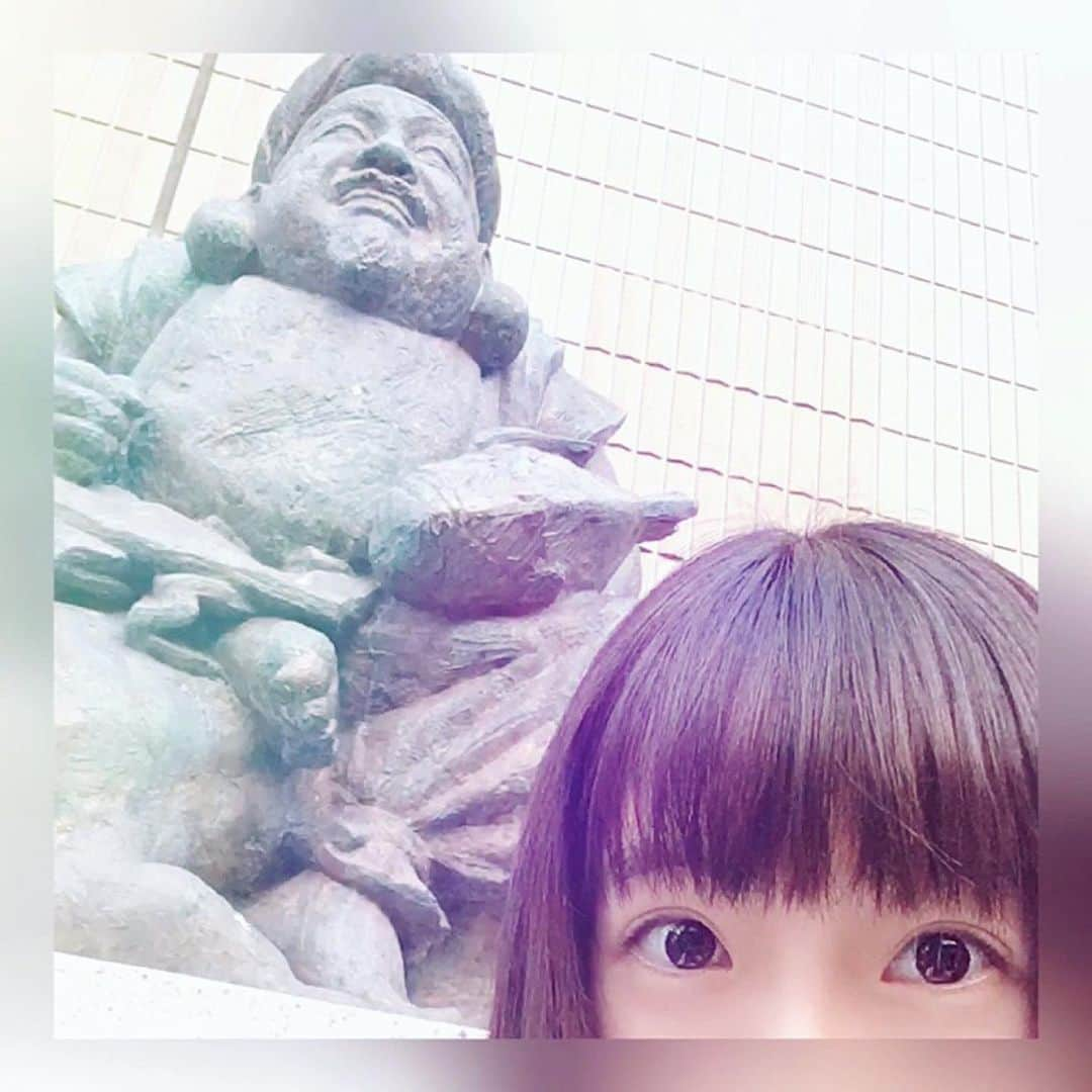 花田優里音さんのインスタグラム写真 - (花田優里音Instagram)「えびす様像✨ 福を自分で掴んでいけるように頑張るけど、 いつかたくさんの人が幸せになって もし神様にもちょっと 余裕ができたりなんかしたら、 私にも少し福をくださいな🙏 . #久々投稿  #思ったより像が高くて #ツーショット撮るの困難  #人が多い #待ち合わせ場所らしい  #私も待ち合わせしてるかのようなフリして  #ちょっとウロウロしつつ #周りの様子を見つつ  #マッハのスピードで自撮り …#失敗したよ  #えびす像 #えびすさま #東京 #恵比寿  #ebisu  #自撮り #セルフィー #selfie  #私は関西人だから #えべっさん と呼ぶよ  #すんごい福耳  先週は#体育大会 #張り切った！ なんと #優勝したよ🏆🎊 #最高！  #日焼けしたよ」10月2日 20時57分 - yurine_hanada