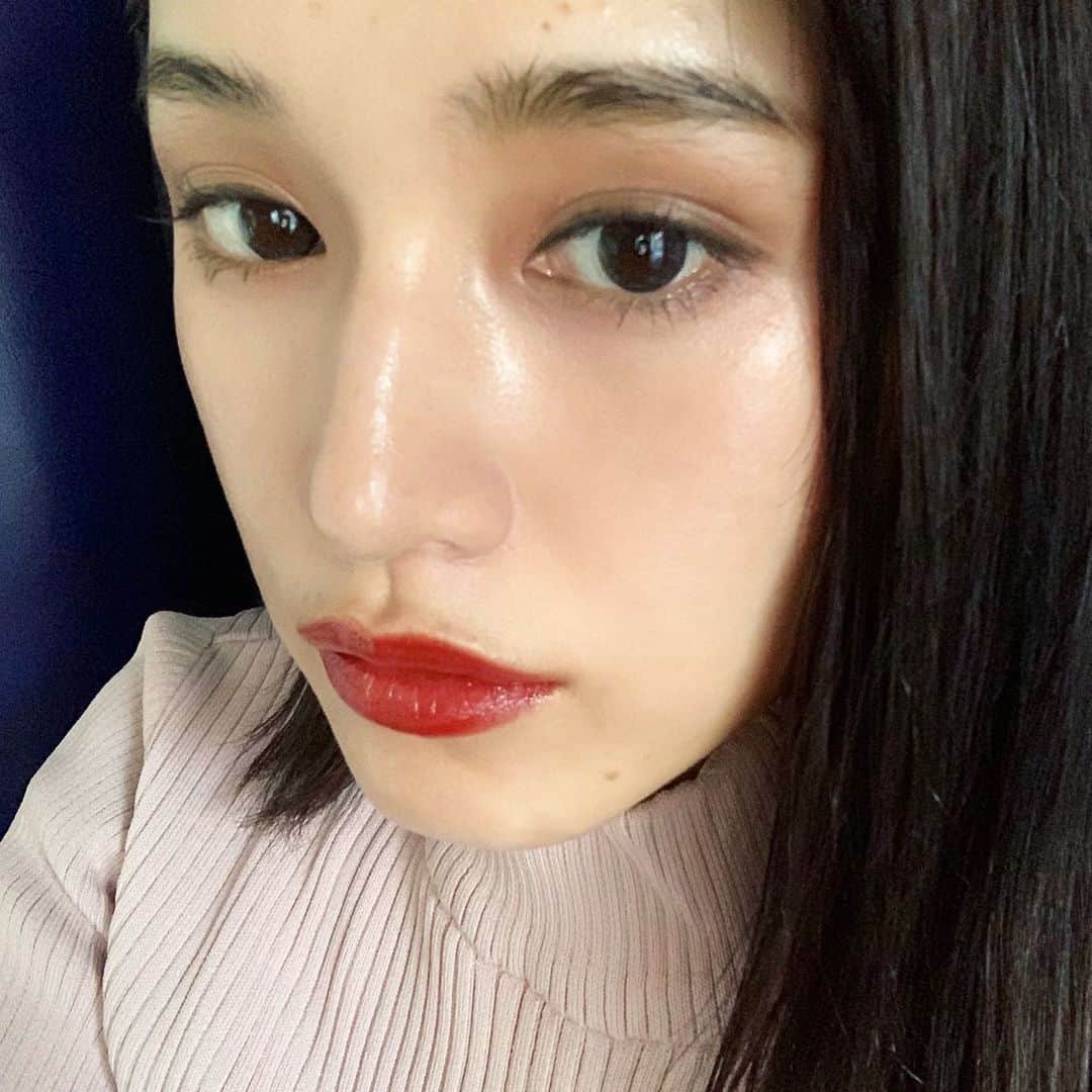 信近エリのインスタグラム：「.﻿ 秋色の濃い目リップを塗る時に﻿ 目元の色味を抑えつつ、しっかり立体感の出る秀逸なアイカラーを紹介します﻿ iPhoneのプリセットカメラなので、色味は概ねそのままなはず。﻿ ﻿ THREE﻿ 「ディメンショナルビジョンアイパレット 05」﻿ ﻿ 2枚めへスワイプ←﻿ 右上のカラーがクリームになっていて、しっかり塗っても自然な彫りの深さを演出できるので、広範囲に塗っても綺麗になじみます﻿ ﻿ 1枚めのアイライナーは﻿ THREE﻿ 「クリスタルビジョンインテンシブアイライナー 02」﻿ ﻿ こちらもスルスル描きやすく、ブラウンだと太めに描いても主張しすぎず、しっかり目の幅詐欺できます﻿ ﻿ 眉毛と、下睫毛は、﻿ dejavu﻿ ﻿ 「タイニースナイパー」﻿ ﻿ リップは﻿ Celvoke﻿ 「ディグニファイド　リップス 10」﻿ ﻿ 紹介しようと思いながら2ヶ月経ってしまったけれど笑、﻿ ボルドーやブラウン系の発色系リップの影の立役者的なアイカラー、是非試してみてください♡」