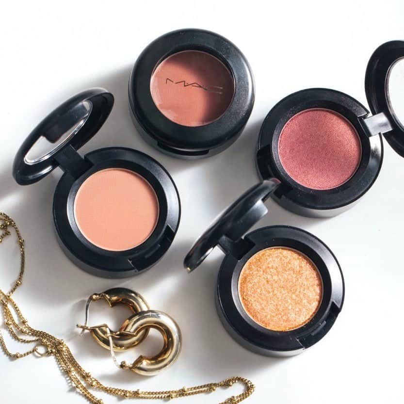 M∙A∙C Cosmetics Japanのインスタグラム：「ㅤ 大人気「スモール アイシャドウ」に全36色が仲間入り✨ ローズカラーのアイシャドウをプラスして 甘くならない大人の色気をまとって🌹 ㅤ *9/27(金)オンラインショップ先行発売 *10/4(金)全国発売⠀ ㅤ #MACeyeshadow #MACアイシャドウ ㅤ DESIGN: M·A·C ARTIST RINO KASAI @rino416⠀@macprotokyo PHOTO: @takaki_iwata ㅤ ㅤ ㅤ ㅤ ㅤ #MACCosmeticsJapan #MACコスメ #MACCosmetics #スモールアイシャドウ #メイク #コスメ #メイクアップ #アイシャドウ #新色 #新作コスメ #コスメ紹介 #秋メイク #秋コスメ #アイカラー #アイメイク #ラメメイク #ローズカラー #ピンク #ピンクメイク #置き画 #ゴールドアクセ #ポーチの中身 #お気に入りコスメ #cosmetics #makeup #eyemakeup #eyeshadow #goldaccessory」