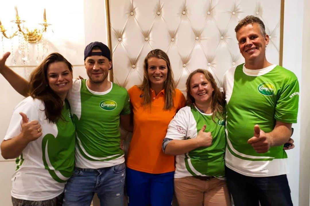 ダフネ・シパーズさんのインスタグラム写真 - (ダフネ・シパーズInstagram)「My sponsor #Campina made it possible for these fans to come to Doha to see me live in action on the 200 meters... Turned out differently but I’m happy to make it up a little with this meet & greet 😊 Also a massive shoutout to Campina for providing the right dairy products and their ongoing support! 🙌🏻 #spon : : : Mijn sponsor Campina maakte het mogelijk voor deze fans om mij live in actie te zien op de 200 meter... Helaas is het daar niet van gekomen maar ik ben blij dat ik het een beetje goed kon maken met deze meet & greet 😊 Ik wil Campina bij deze ook ontzettend bedanken voor de kwarkproducten hier in Doha en hun continue support! 🙌🏻 #spon」10月2日 21時01分 - dafne_schippers