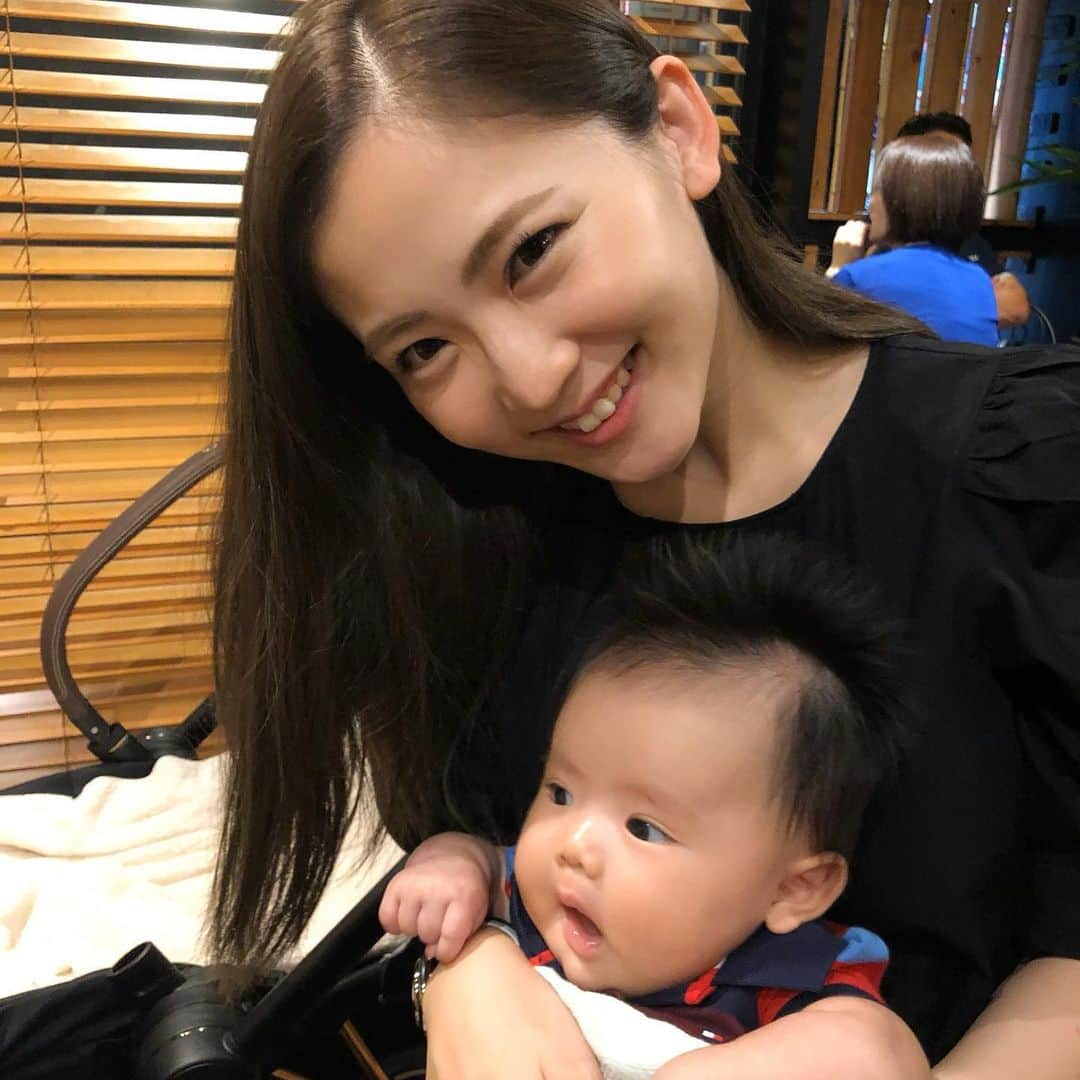 姫野れみのインスタグラム：「先輩ファミリーと👶🏼🍚 写真は、#iPhone11pro で✌︎ なかなか娘との2ショットないので嬉しい♡♡ ・ #baby #girl #mamagirl #赤ちゃん #ベビー #女の子ベビー #赤ちゃんのいる生活」