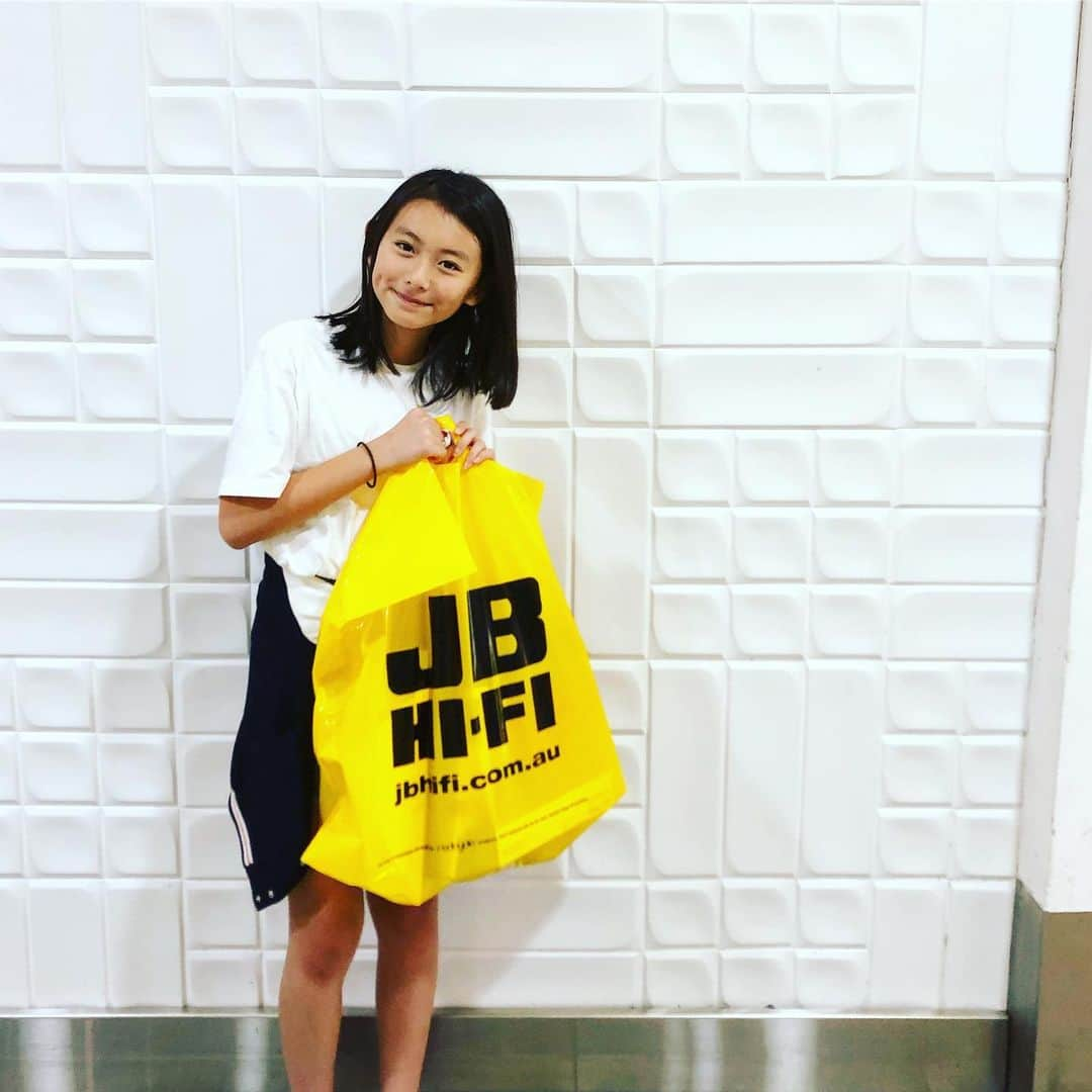 田代有三さんのインスタグラム写真 - (田代有三Instagram)「. 娘が12歳になりました。 英語も身長もグングン伸びています。 来年でとうとうティーンエイジャー。 自由な父親だけどいつも付いてきてくれてありがとう✨ 親バカですが、そうですウチの娘、本当に可愛いんです ㊗️ #12歳 #happybirthday  #jbhifi  #ipadpro」10月2日 21時05分 - yuzo.tashiro