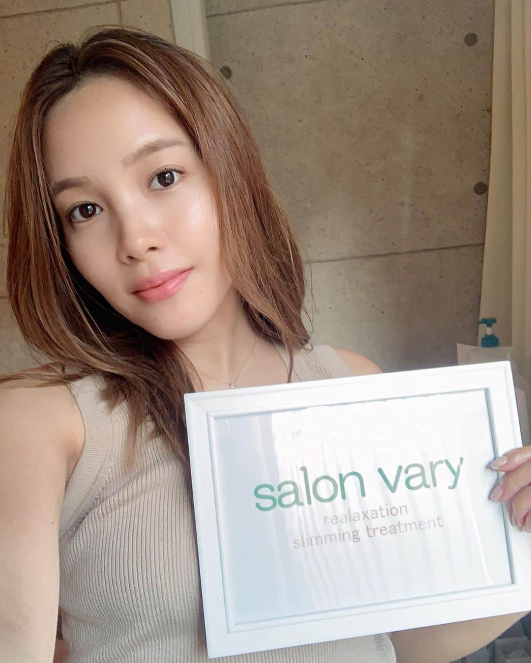 のインスタグラム：「香港から帰ってきて﻿ 水玉リフティングやってもらいました🥀﻿🧖🏻‍♀️🧖🏻‍♀️✨ ﻿ リフトアップ効果や肌の乾燥、﻿ ニキビ跡に効いてくすみが取れて﻿ 肌の内側から艶が出た✨﻿ ﻿ すっぴんなのに肌ツヤツヤ🥺❤️﻿ 月一でやりたい！！！﻿ @salonvary_official﻿ ﻿ salonvary#beauty#美肌#乾燥肌#艶肌#美容マニア#エステ#水玉リフティング#ハイパーナイフ#小顔#恵比寿エステ」