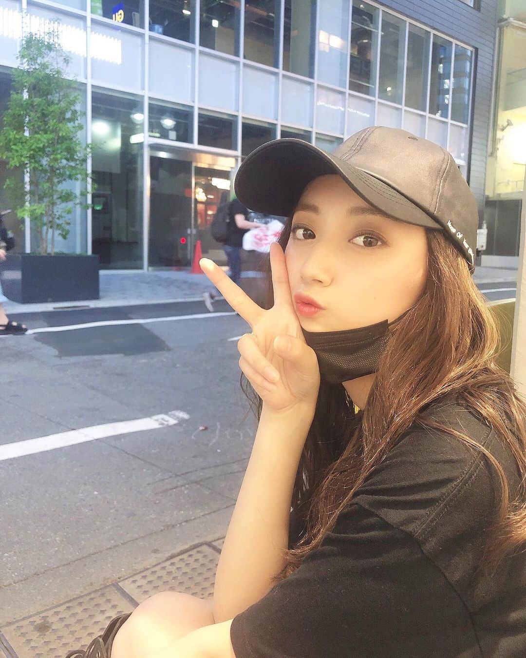 のインスタグラム：「今日は自分のためになる、勇気をもらえたそんな日でした✨ シフクはおーるぶらっく🖤 韓国で買ったこの帽子がお気に入り🙌🏻」