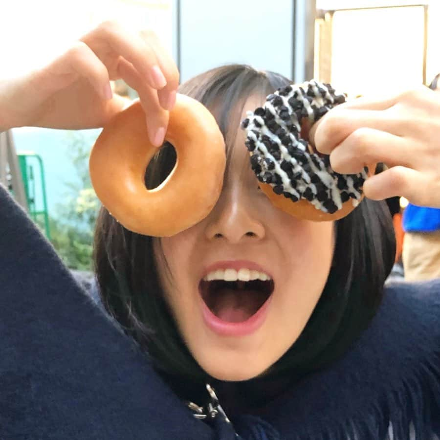 森七菜さんのインスタグラム写真 - (森七菜Instagram)「ドーナツ🍩🍩 #おやつタイム #差し入れでいただいたドーナツ #嬉しくてテンション高め #この後美味しくいただきました #ドーナツめがね」10月2日 21時16分 - morinana_official