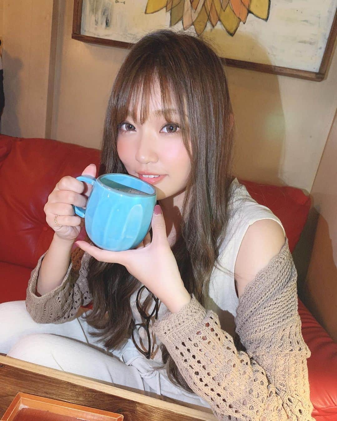 いっちゃん/嶋津 いつみのインスタグラム：「. . 編みおろし会のことは ちょっとまでまとめきれないので まとまったら投稿させてね😢🙏🏻✨ . . . . ってことで 昨日久々に地元で友達と夜カフェしてきた😌💓💓💓 . . . . あん時こんなんやったなー…とか あの人、元気？とかww 内容のない会話ばっかりしてたけど 相変わらず落ち着く😂⭐️💨💨💨 . . . . . 生活も仕事も変わった今も 理解してくれるいい友達ですーぅ❤️ って言っといたらえぇ？w . . . . #関西  #関西サロモ  #サロンモデル #サロモ #いっちゃん  #フリーモデル #関西モデル  #あざといっちゃん #かわいっちゃん #いっちゃんコーデ #ブライダルモデル #アレンジモデル #ヘアカラー  #ヘアアレンジ #ootd #撮影依頼受付中 #編みおろし会モデル . . . . 秋はむしょーに夜カフェしたくなるの 私だけ🙄？？ . . .」