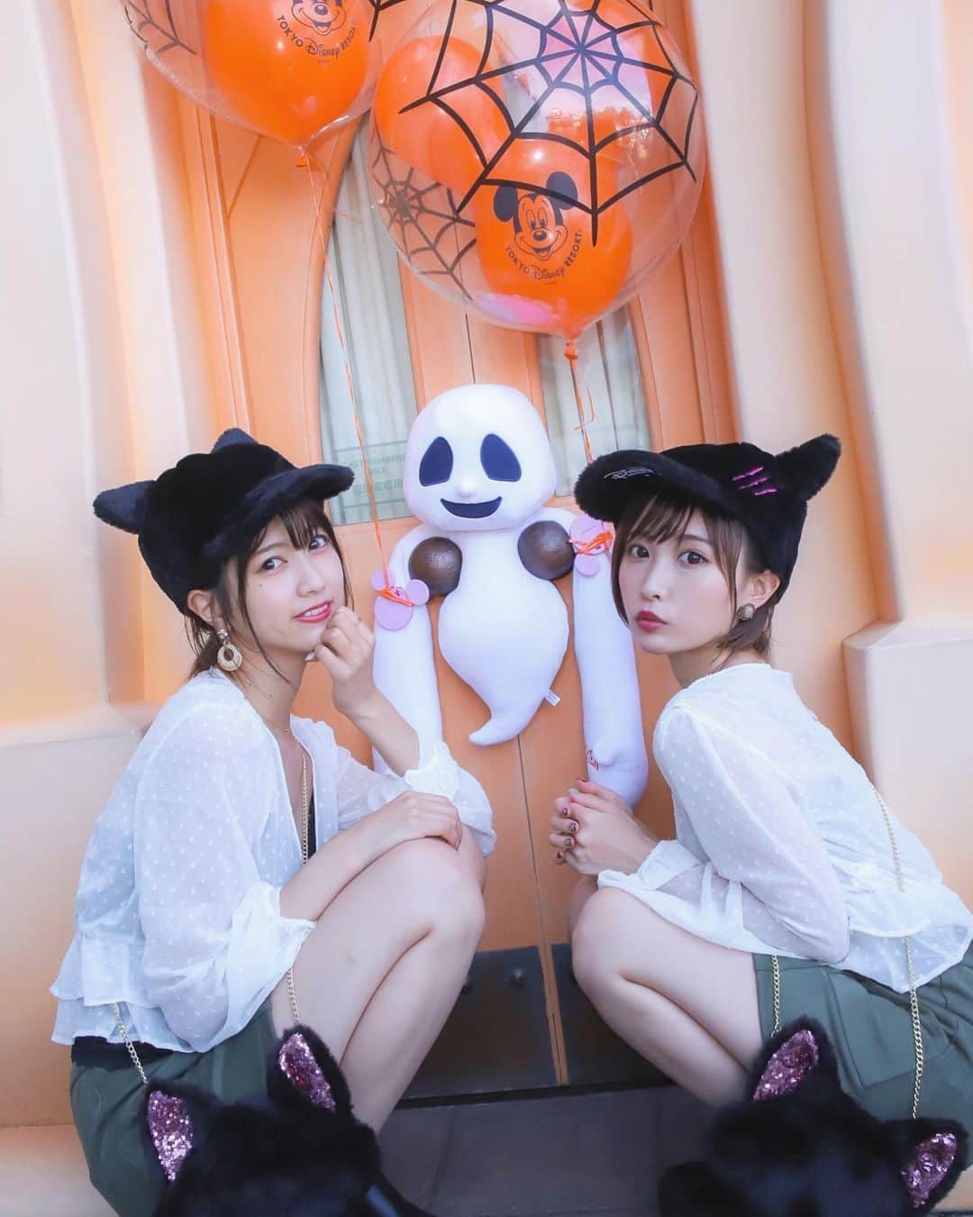 島田玲奈のインスタグラム：「. あかねとHalloweenディズニー🎃👻 . お揃いのお洋服で、黒猫おばけ💗 . お気に入りの写真がたくさんあるのー！ . @hirokipecora さんに撮ってもらったよ✌︎ . #disneyland #disney #dハロ #ディズニー #ディズニーハロウィン #ディズニーコーデ #ディズニーランド」