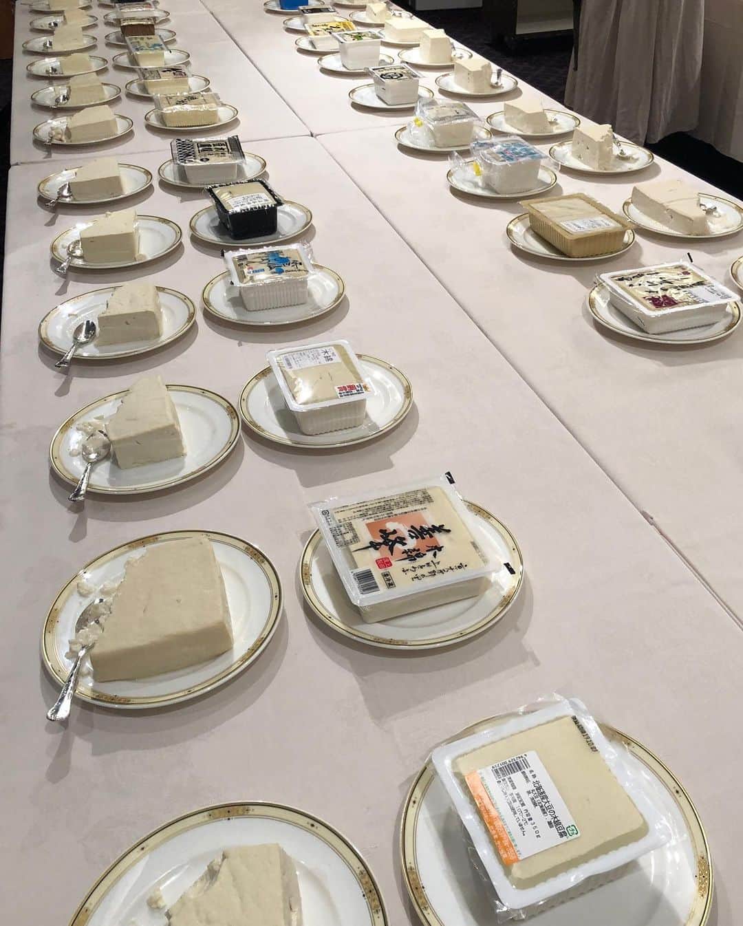 加藤紀子さんのインスタグラム写真 - (加藤紀子Instagram)「10月2日は“豆腐の日”ということで！ 豆腐品評会に伺い、豆腐マイスター講座でお世話になった日本豆腐マイスター協会理事、谷口ももよ先生と トーフショー（トークショー）をさせて頂きました！ 語れば語るほど、豆腐のことが愛おしく、とても楽しい時間を過ごさせていただきました🙏  試食会では去年ワガママを言って工場見学させてもらった宮古島の「まごとうふ」さんのトロトロなめらか“おぼろ豆腐”、 先日行ってた長野のスーパーで気になっていた“宮田豆腐”さんの木綿豆腐、 鹿児島の“くすもと食品”さんのよせ豆腐など好き！とか気になる！とか 「わ、これも美味しい！」がズラリ🥰  お豆腐一丁それぞれ個性的で魅力的、改めてそんな事に気づかされてもきました。  そろそろ湯豆腐も美味しくなる季節、お豆腐ライフ、是非一緒に楽しみましょー！  #加藤紀子 #お豆腐親善大使 #豆腐マイスター #豆腐の日 #ありがとうふ #お豆腐色のセットアップ」10月2日 21時20分 - katonoriko