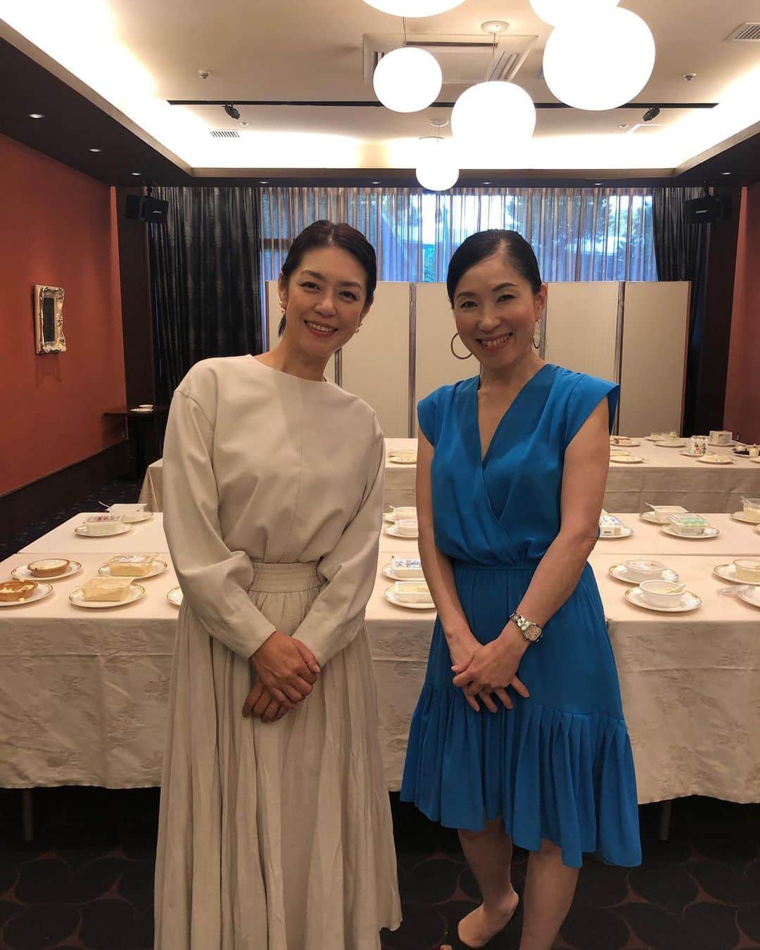 加藤紀子のインスタグラム：「10月2日は“豆腐の日”ということで！ 豆腐品評会に伺い、豆腐マイスター講座でお世話になった日本豆腐マイスター協会理事、谷口ももよ先生と トーフショー（トークショー）をさせて頂きました！ 語れば語るほど、豆腐のことが愛おしく、とても楽しい時間を過ごさせていただきました🙏  試食会では去年ワガママを言って工場見学させてもらった宮古島の「まごとうふ」さんのトロトロなめらか“おぼろ豆腐”、 先日行ってた長野のスーパーで気になっていた“宮田豆腐”さんの木綿豆腐、 鹿児島の“くすもと食品”さんのよせ豆腐など好き！とか気になる！とか 「わ、これも美味しい！」がズラリ🥰  お豆腐一丁それぞれ個性的で魅力的、改めてそんな事に気づかされてもきました。  そろそろ湯豆腐も美味しくなる季節、お豆腐ライフ、是非一緒に楽しみましょー！  #加藤紀子 #お豆腐親善大使 #豆腐マイスター #豆腐の日 #ありがとうふ #お豆腐色のセットアップ」
