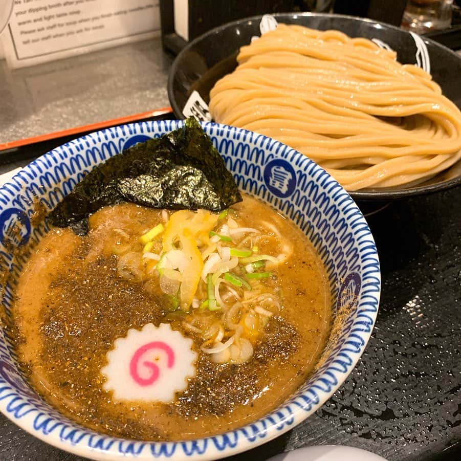 りょうくんグルメさんのインスタグラム写真 - (りょうくんグルメInstagram)「【東京駅 松戸富田麺絆】 東京駅に寄ったら食べるしかない！ とみ田の東京1号店！！！ ㅤㅤㅤㅤㅤㅤㅤㅤㅤㅤㅤㅤㅤ 🏠#東京駅 #松戸富田麺絆 🚶‍♂️KITTEのB1 丸の内南口徒歩3分 📖濃厚つけ麺大(¥1070) ㅤㅤㅤㅤㅤㅤㅤㅤㅤㅤㅤㅤㅤ 濃厚豚骨魚介太麺 麺がとても綺麗。 あまりにもお腹が空いてたので大を注文。 並は920円！ ㅤㅤㅤㅤㅤㅤㅤㅤㅤㅤㅤㅤㅤ 魚介の良い香り。 スープが絡まる太麺。もはやうどん。 正統派で美味しい。濃厚だけどくどすぎない。 ゆずがいい感じー！ ㅤㅤㅤㅤㅤㅤㅤㅤㅤㅤㅤㅤㅤ チャーシューや太めのメンマやナルトが入ってる。美味しいねえ。一体感すごい。  大にしたけど、全然麺の終わりがこなかったわエンドレス。硬めで太めの麺で顎疲れた。 いやーまじうまい。つけ麺って最高。 ㅤㅤㅤㅤㅤㅤㅤㅤㅤㅤㅤㅤㅤ 土曜の12時半はさすがに20人くらい並んでた。 でも回転速い。20分くらい待ったかな。 お客さんは男性8割くらい。 女性はカップルでいるて。 お一人様もちらほら。 (最近はもうちょい空いてるみたい。食べに行ったのちょい前) ㅤㅤㅤㅤㅤㅤㅤㅤㅤㅤㅤㅤㅤ 店内に入って券売機で買うスタイル。 銀のテーブルが良い。 言えばエプロンもらえる。 店員さんみんな雰囲気優しそうで最高。 ㅤㅤㅤㅤㅤㅤㅤㅤㅤㅤㅤㅤㅤ つけ麺は並でも200gあるから、並で良いと思う。  全席カウンターのような作り&東京で旅行者たくさんいるからまじお一人様しやすい雰囲気。 東京駅行ったらオススメ。」10月2日 21時21分 - uryo1113