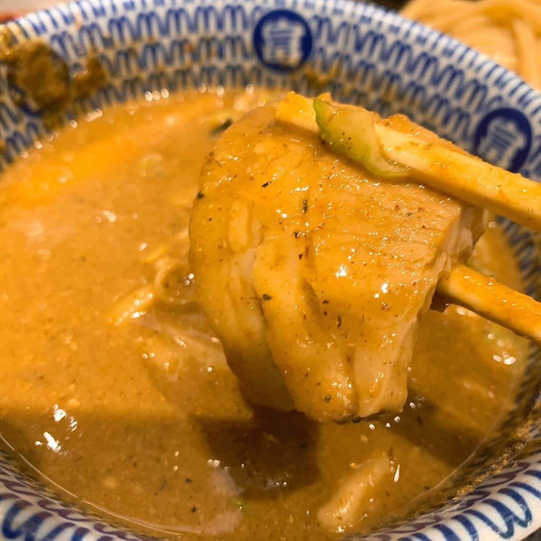 りょうくんグルメさんのインスタグラム写真 - (りょうくんグルメInstagram)「【東京駅 松戸富田麺絆】 東京駅に寄ったら食べるしかない！ とみ田の東京1号店！！！ ㅤㅤㅤㅤㅤㅤㅤㅤㅤㅤㅤㅤㅤ 🏠#東京駅 #松戸富田麺絆 🚶‍♂️KITTEのB1 丸の内南口徒歩3分 📖濃厚つけ麺大(¥1070) ㅤㅤㅤㅤㅤㅤㅤㅤㅤㅤㅤㅤㅤ 濃厚豚骨魚介太麺 麺がとても綺麗。 あまりにもお腹が空いてたので大を注文。 並は920円！ ㅤㅤㅤㅤㅤㅤㅤㅤㅤㅤㅤㅤㅤ 魚介の良い香り。 スープが絡まる太麺。もはやうどん。 正統派で美味しい。濃厚だけどくどすぎない。 ゆずがいい感じー！ ㅤㅤㅤㅤㅤㅤㅤㅤㅤㅤㅤㅤㅤ チャーシューや太めのメンマやナルトが入ってる。美味しいねえ。一体感すごい。  大にしたけど、全然麺の終わりがこなかったわエンドレス。硬めで太めの麺で顎疲れた。 いやーまじうまい。つけ麺って最高。 ㅤㅤㅤㅤㅤㅤㅤㅤㅤㅤㅤㅤㅤ 土曜の12時半はさすがに20人くらい並んでた。 でも回転速い。20分くらい待ったかな。 お客さんは男性8割くらい。 女性はカップルでいるて。 お一人様もちらほら。 (最近はもうちょい空いてるみたい。食べに行ったのちょい前) ㅤㅤㅤㅤㅤㅤㅤㅤㅤㅤㅤㅤㅤ 店内に入って券売機で買うスタイル。 銀のテーブルが良い。 言えばエプロンもらえる。 店員さんみんな雰囲気優しそうで最高。 ㅤㅤㅤㅤㅤㅤㅤㅤㅤㅤㅤㅤㅤ つけ麺は並でも200gあるから、並で良いと思う。  全席カウンターのような作り&東京で旅行者たくさんいるからまじお一人様しやすい雰囲気。 東京駅行ったらオススメ。」10月2日 21時21分 - uryo1113