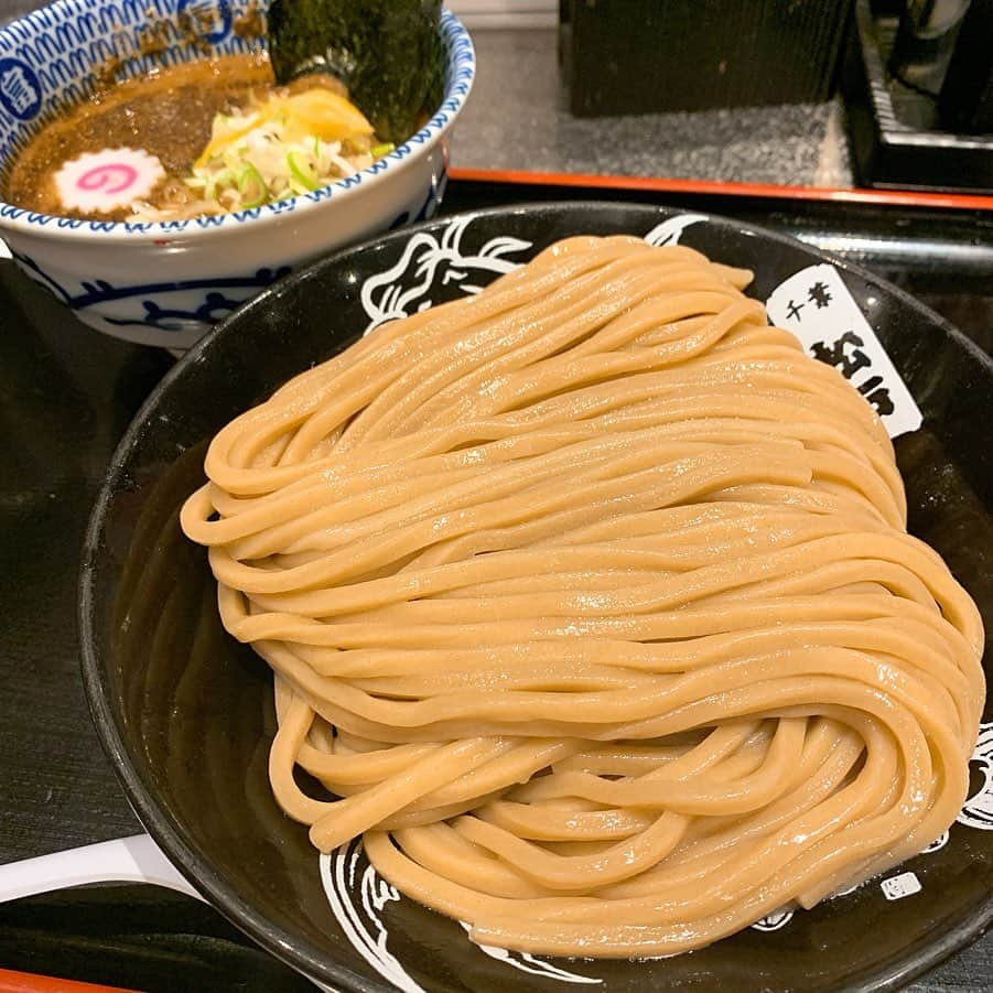 りょうくんグルメさんのインスタグラム写真 - (りょうくんグルメInstagram)「【東京駅 松戸富田麺絆】 東京駅に寄ったら食べるしかない！ とみ田の東京1号店！！！ ㅤㅤㅤㅤㅤㅤㅤㅤㅤㅤㅤㅤㅤ 🏠#東京駅 #松戸富田麺絆 🚶‍♂️KITTEのB1 丸の内南口徒歩3分 📖濃厚つけ麺大(¥1070) ㅤㅤㅤㅤㅤㅤㅤㅤㅤㅤㅤㅤㅤ 濃厚豚骨魚介太麺 麺がとても綺麗。 あまりにもお腹が空いてたので大を注文。 並は920円！ ㅤㅤㅤㅤㅤㅤㅤㅤㅤㅤㅤㅤㅤ 魚介の良い香り。 スープが絡まる太麺。もはやうどん。 正統派で美味しい。濃厚だけどくどすぎない。 ゆずがいい感じー！ ㅤㅤㅤㅤㅤㅤㅤㅤㅤㅤㅤㅤㅤ チャーシューや太めのメンマやナルトが入ってる。美味しいねえ。一体感すごい。  大にしたけど、全然麺の終わりがこなかったわエンドレス。硬めで太めの麺で顎疲れた。 いやーまじうまい。つけ麺って最高。 ㅤㅤㅤㅤㅤㅤㅤㅤㅤㅤㅤㅤㅤ 土曜の12時半はさすがに20人くらい並んでた。 でも回転速い。20分くらい待ったかな。 お客さんは男性8割くらい。 女性はカップルでいるて。 お一人様もちらほら。 (最近はもうちょい空いてるみたい。食べに行ったのちょい前) ㅤㅤㅤㅤㅤㅤㅤㅤㅤㅤㅤㅤㅤ 店内に入って券売機で買うスタイル。 銀のテーブルが良い。 言えばエプロンもらえる。 店員さんみんな雰囲気優しそうで最高。 ㅤㅤㅤㅤㅤㅤㅤㅤㅤㅤㅤㅤㅤ つけ麺は並でも200gあるから、並で良いと思う。  全席カウンターのような作り&東京で旅行者たくさんいるからまじお一人様しやすい雰囲気。 東京駅行ったらオススメ。」10月2日 21時21分 - uryo1113