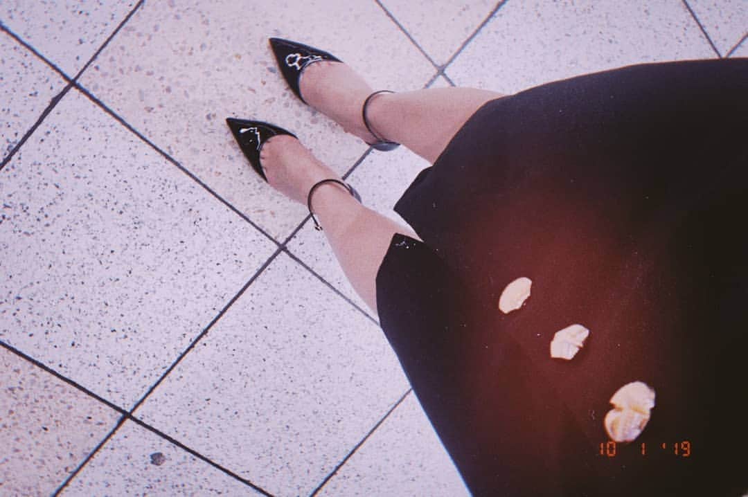 小見川千明さんのインスタグラム写真 - (小見川千明Instagram)「#diana のDisneyコラボのヒール🐭💕 . 凄く可愛くて気に入っているのですが、一日中歩き回るのには向いてない(当たり前) . . 凄く歩く！って分かってるのにヒール履いちゃう病気☺︎♡*° . ハイヒール大好き*°♡ . . #ハイヒール #ピンヒール #エナメル #black #red #disney #fashion #anime #manga #comic #voiceactor #voiceactors #声優 #小千姬」10月2日 21時22分 - chiaki_omigawa