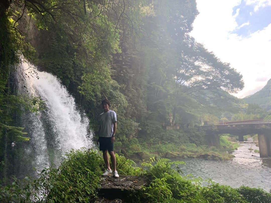 山田将之さんのインスタグラム写真 - (山田将之Instagram)「10月1日 世間は増税で騒いでいましたが 私はそんな日に25歳になりましたよ！！ たくさんのお祝いの言葉ありがとうございます😊  今年もあと少し！！ やり切って終われるように頑張ります〜〜！ #1001 #和哉君の子供も生まれた日 #おめでとうございます㊗️ #あと #滝川クリステルも同じ誕生日 #あと #ジミーカーターも同じ誕生日 #あと #ヘンリー三世も同じ誕生日 #みなさま #これからもよろしくお願いします！！」10月2日 21時22分 - masayuki36