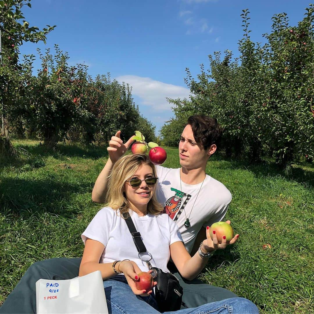 G・ハネリウスさんのインスタグラム写真 - (G・ハネリウスInstagram)「apple picking shenanigans with @barrettontheinternet 🍎🤪」10月3日 2時55分 - ghannelius