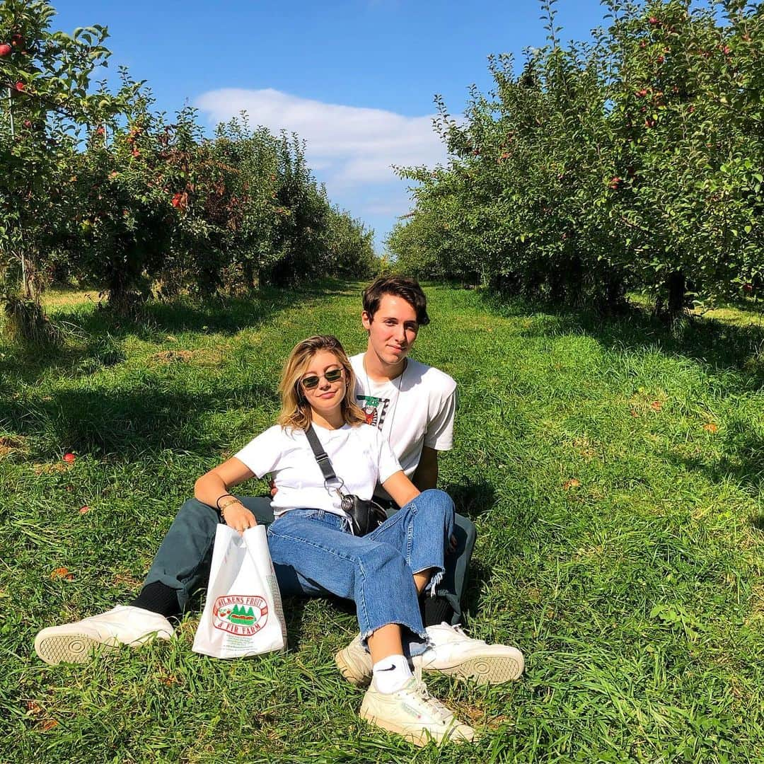 G・ハネリウスさんのインスタグラム写真 - (G・ハネリウスInstagram)「apple picking shenanigans with @barrettontheinternet 🍎🤪」10月3日 2時55分 - ghannelius