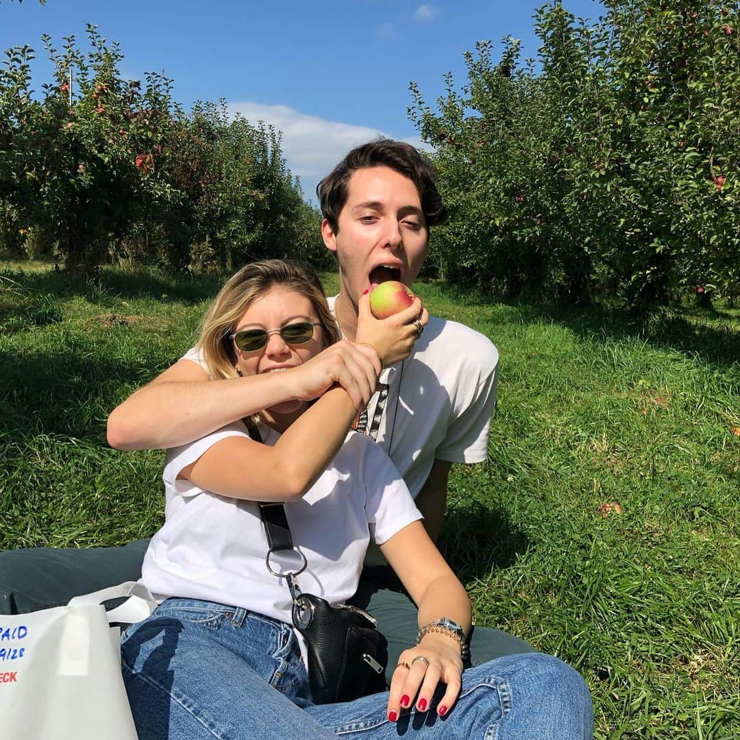 G・ハネリウスさんのインスタグラム写真 - (G・ハネリウスInstagram)「apple picking shenanigans with @barrettontheinternet 🍎🤪」10月3日 2時55分 - ghannelius