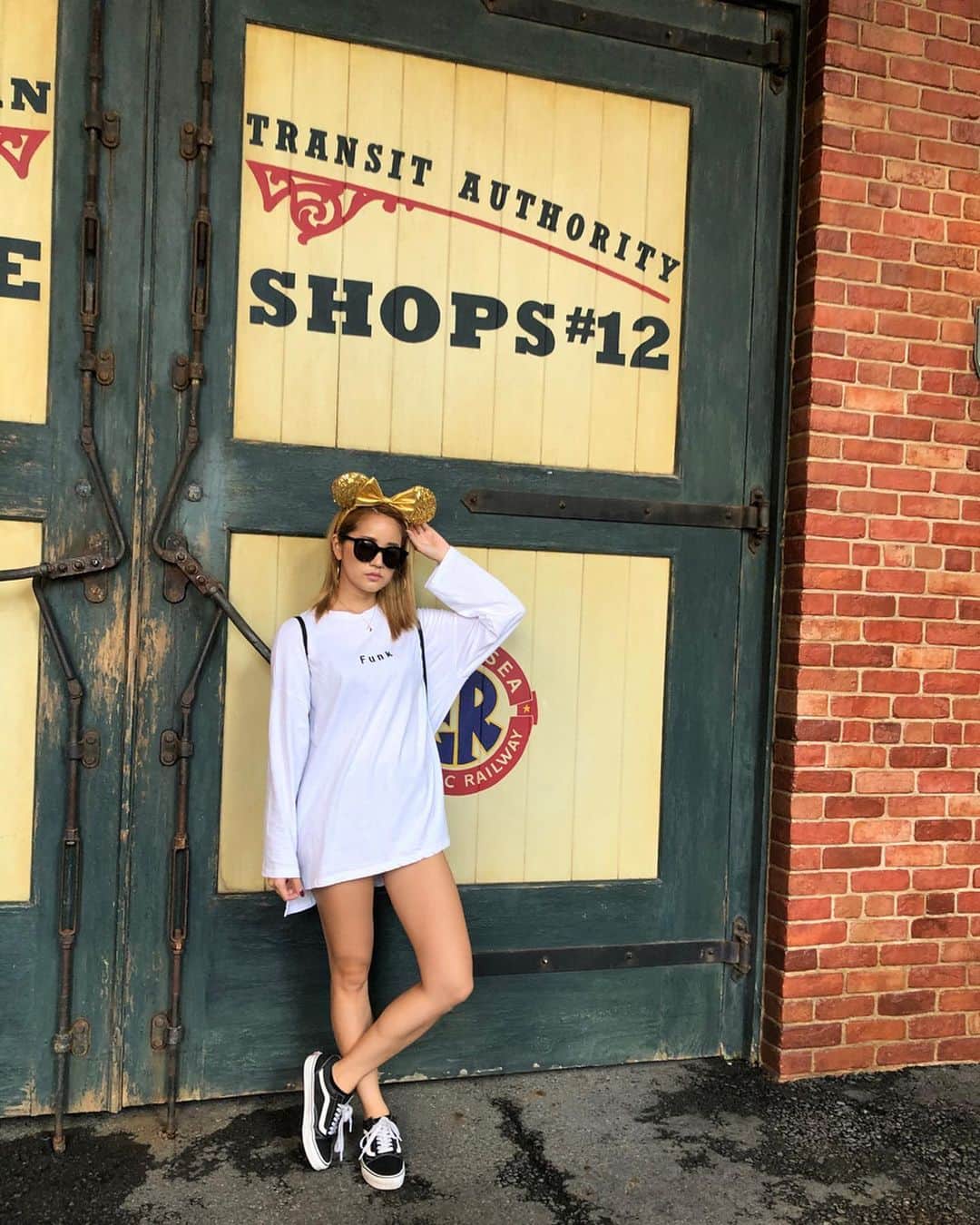 LORYのインスタグラム：「ディズニー♡ 今回はゴールドの耳にしたのん🧸💛 新しくできたソアリン乗れて満足❤️ たのしかったー🥳💕💕 #disneysea #happy #ディズニーシー」