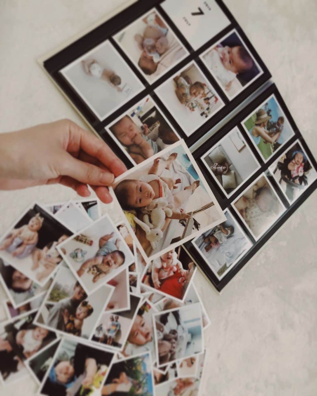 shihoのインスタグラム：「毎月アルバムにしてるけど 毎日毎日写真とりすぎてるから 選べなくて毎回大量注文😂💛 . . このスクエア写真かわいいよねっ💕 . . そして毎日5時半起きな私は もう充電切れです🤖🌪 おやすみなさぁぁい⭐ . . . #思い出 #娘の成長記録」