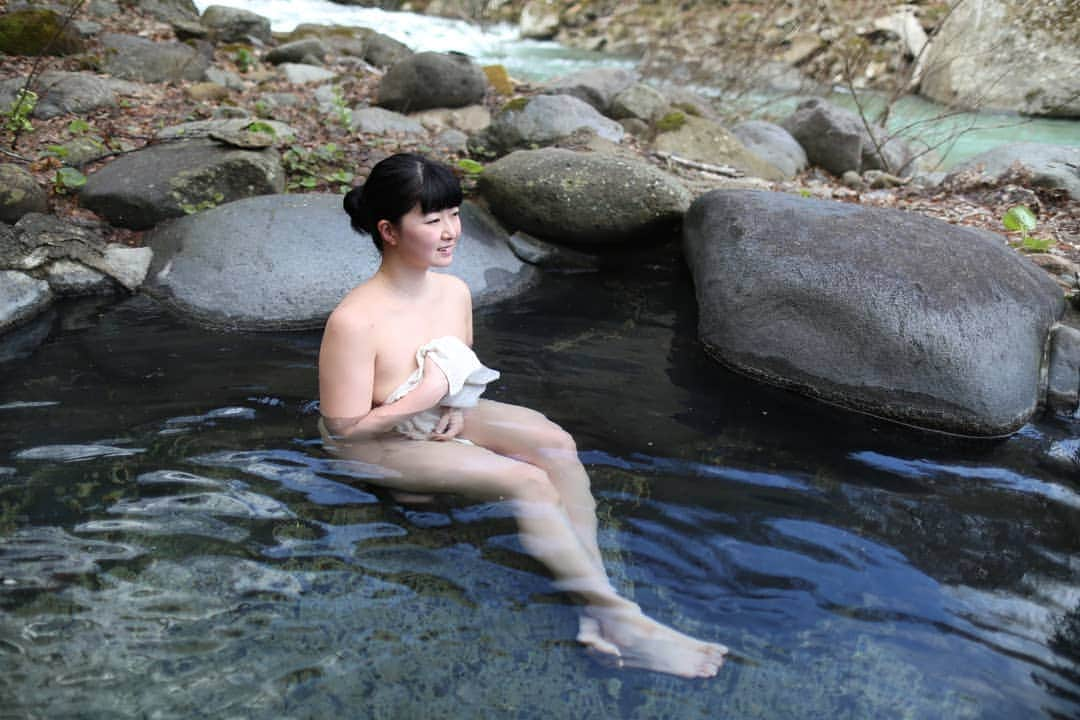 しずかちゃんさんのインスタグラム写真 - (しずかちゃんInstagram)「秋田県湯沢市にある 秋の宮温泉郷｢鷹の湯｣ ・ 抜群の解放感ある露天風呂は 横を流れる川の音を聞きながらのんびり温泉を楽しむことができます ・ 隠れる場所がなく、脱衣場も男女別にはなっていないため混浴のハードルはちょっと高め ー・ー・ー・ー・ー・ー・ー・ー・ー・ー・ー ◇しずかちゃんと一緒に温泉入る 混浴オフ会in万座温泉 11月9日-10日 https://passmarket.yahoo.co.jp/event/show/detail/01k21r10hc0xu.html ・ 混浴オフ会in四万温泉 12月7日-8日 https://passmarket.yahoo.co.jp/event/show/detail/01m24r10hc3r8.html ・ ◇グッズ販売 メルカリでグッズを販売中♪ https://www.mercari.com/jp/u/752212291/ ・ #温泉モデル#しずかちゃん#温泉#混浴#hotsprings#mixbath#旅行#旅#trip#travel #japan#japanese#girls#女の子#笑顔#smile#photographersmodel #撮られたい#naked#model#オフ会#入浴#bathing#bathtime#bath#裸#nude#秋田県#秋の宮温泉郷#鷹の湯」10月2日 21時37分 - ch.shizuka