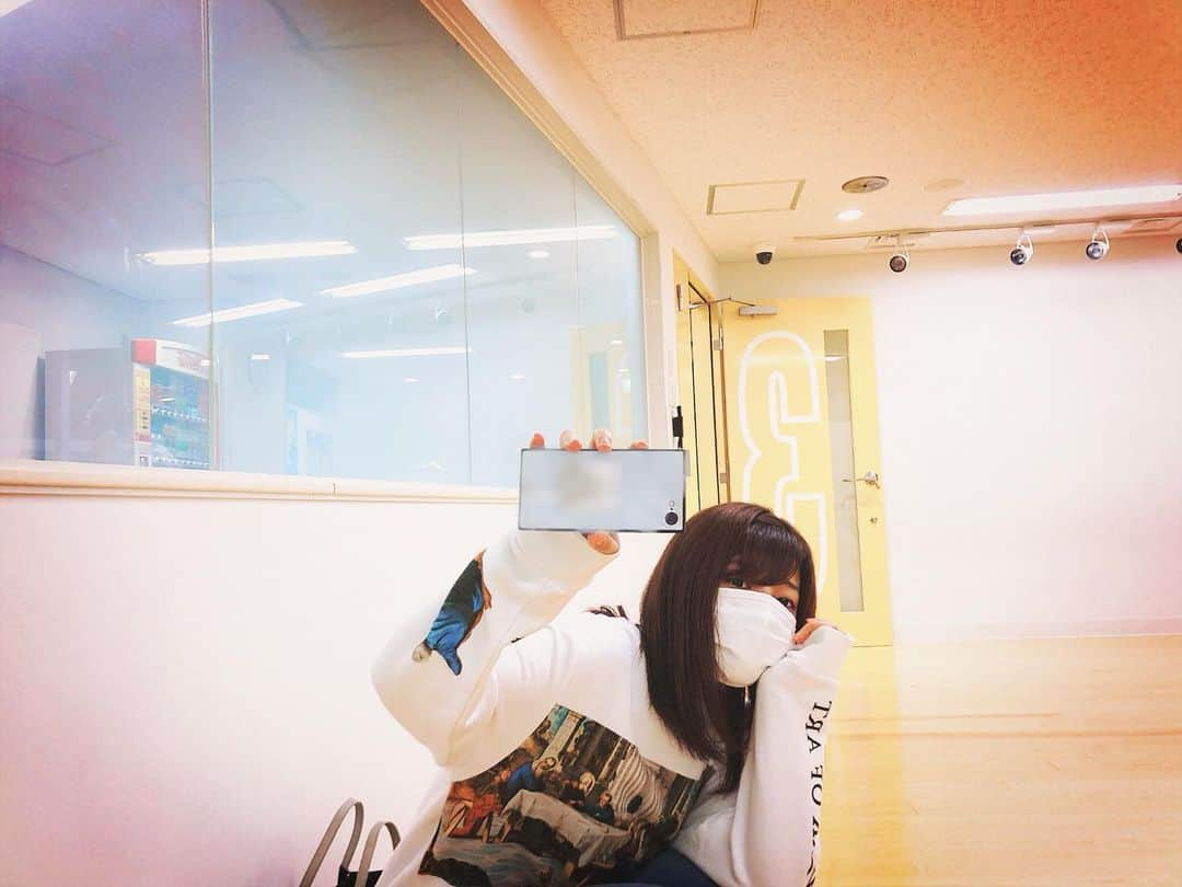 芦原優愛さんのインスタグラム写真 - (芦原優愛Instagram)「. レッスンでした . レッスンを重ねるたびに気付くことたくさんあるし、だんだんと本当に少しづつ、今までの力んでしまう癖も抜けてきてる。 . と、自分では思ってる🤣 先生ありがとうございます . もっと老若男女を魅了できる素敵な女優になりたい がんばります . #頭では分かってても #なかなか表に出せない #やるっきゃない #私は本気 #いやいつでも本気なんだけど #素敵な女優に私はなる　！ #ところでみなさん #SNSの投稿ってどんなの楽しみにしてる　？ #ハッシュタグ長い系女子 #実は本題は2個前のハッシュタグ　🙄」10月2日 21時37分 - yua_ashihara_official