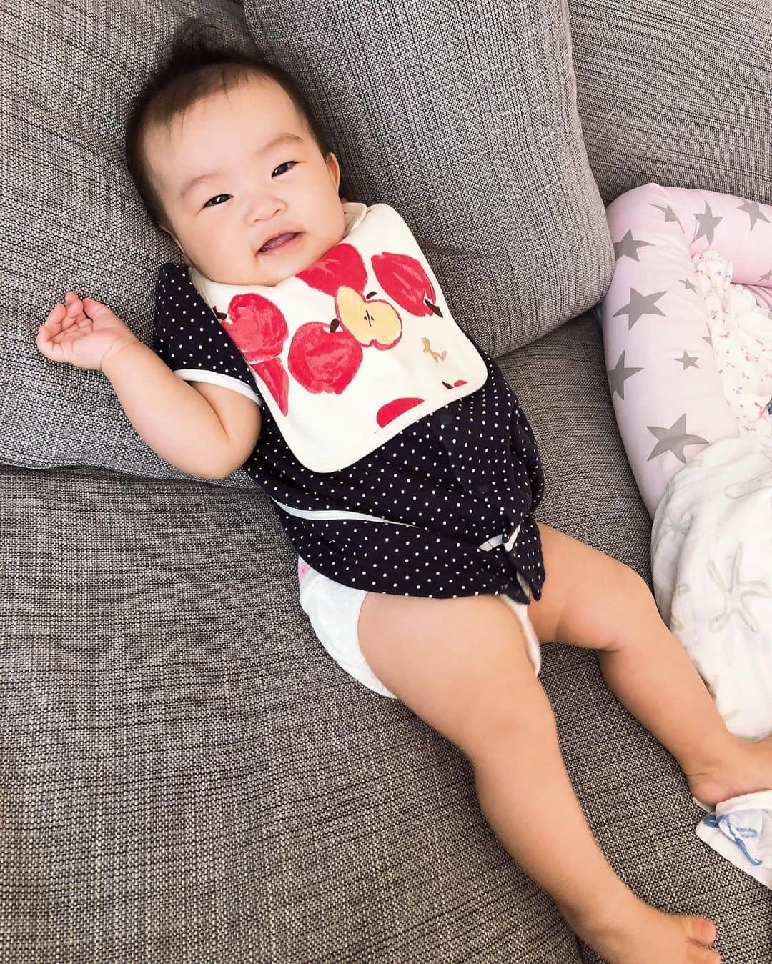 庄司ゆうこさんのインスタグラム写真 - (庄司ゆうこInstagram)「今日は初めての離乳食🤗✨母乳やミルク、麦茶や白湯しか口にしたことがなかったももちゃんが遂に10倍粥をごっくんとした瞬間、感動でした🥺 成長したなぁー😂✨ スプーンも嫌がらずすんなり口に入れてくれて、口を動かしてくれた✨ この調子でどんどん食べてくれるといいなぁ🤗 そしてお昼はまこりんとガーデンプレイスでkintanランチ✨鏡が大好きなももちゃんです(^^) #初めての離乳食#歯固め#離乳食セット#離乳食#離乳食初期#生後5ヶ月#もうすぐで#生後6ヶ月#恵比寿ランチ#恵比寿ガーデンプレイス#最近#人見知り#ももちゃんです🤗」10月2日 21時37分 - yuko.shoji