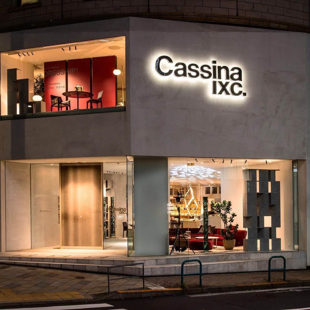 Cassina ixc. (カッシーナ・イクスシー) さんのインスタグラム写真 - (Cassina ixc. (カッシーナ・イクスシー) Instagram)「カッシーナ・イクスシーの秋の新作展示会は「ALTA MODAーDRESS-UP!」と題し明日10/3よりスタートします。Cassinaの新作4点のほか、ラグやリネン、生活雑貨コレクションなど、インテリアのオートクチュールとも言えるコーディネートの幅広さをご体感いただける内容です。  会期: 10/3 THU〜青山本店、福岡店 10/10 THU〜名古屋店、大阪店  #cassina #cassinaixc #exhibition #altamoda #dressup #sofa #interior #interiorinspiration  #カッシーナ #カッシーナイクスシー #新作展示会 #ドレスアップ #ソファ #インテリア #インテリアコーディネート #インテリアショップ #アート  @cassinaixc_official」10月2日 21時38分 - cassinaixc_official