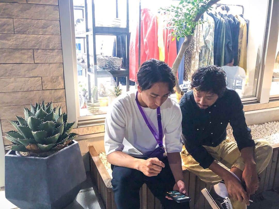 のインスタグラム：「Day off。  タイミング良く… @blueysand_salt_sun の展示会初日がOFFの日で… 顔出したら… 逢いたかった矢作さんに逢えた^_^  カッコいいんだなー 色気あるんだなー 渋いんだなー 憧れるんだなー  醸し出す雰囲気も 凄く好きで… 楽し過ぎた。  そしてiPhone case使ってくれてる… これは嬉しい笑  矢作さんの息子くんが 開幕戦の大宮戦を 一緒に観戦しに来てくれて それ以来… サッカー選手を見るたびに 「優斗くん！優斗くんじゃない？」 って言うらしい笑 可愛すぎてたまらん！ 頑張らねば！  @blueysand_salt_sun  皆さんもチェックしてみてね^_^  良きDayOffでした。  #DayOff #fashion #shopping #refresh #relax #awesome @hirokiyahagi さん #大人の色気 #カッコ良い #渋い #憧れ #逢いたかった人 #逢えてよかった #timing #good #現場からは以上です🙏」