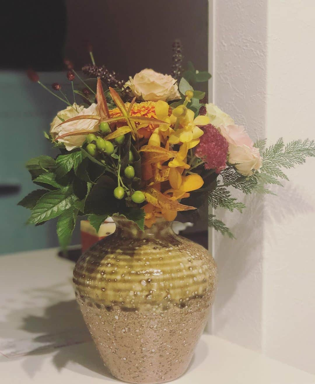 神咲詩織さんのインスタグラム写真 - (神咲詩織Instagram)「お家に秋らしいお花を買って帰ってきました☺️✨ 薔薇は実はいまが旬なのですと！🥀」10月2日 21時51分 - nexter_nippon