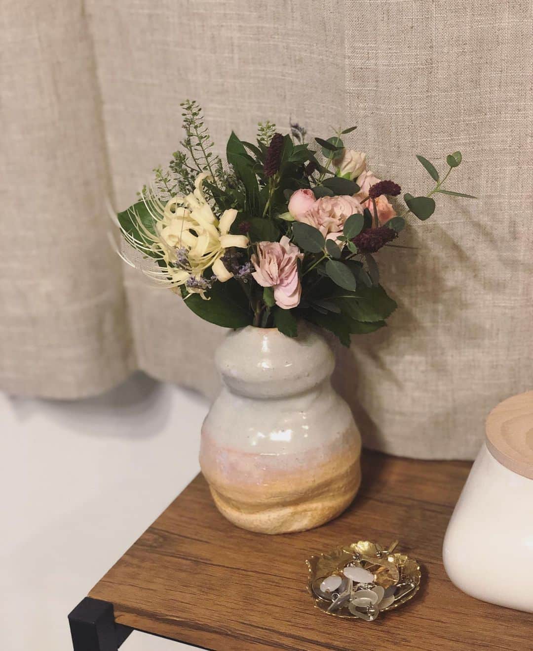 神咲詩織さんのインスタグラム写真 - (神咲詩織Instagram)「お家に秋らしいお花を買って帰ってきました☺️✨ 薔薇は実はいまが旬なのですと！🥀」10月2日 21時51分 - nexter_nippon