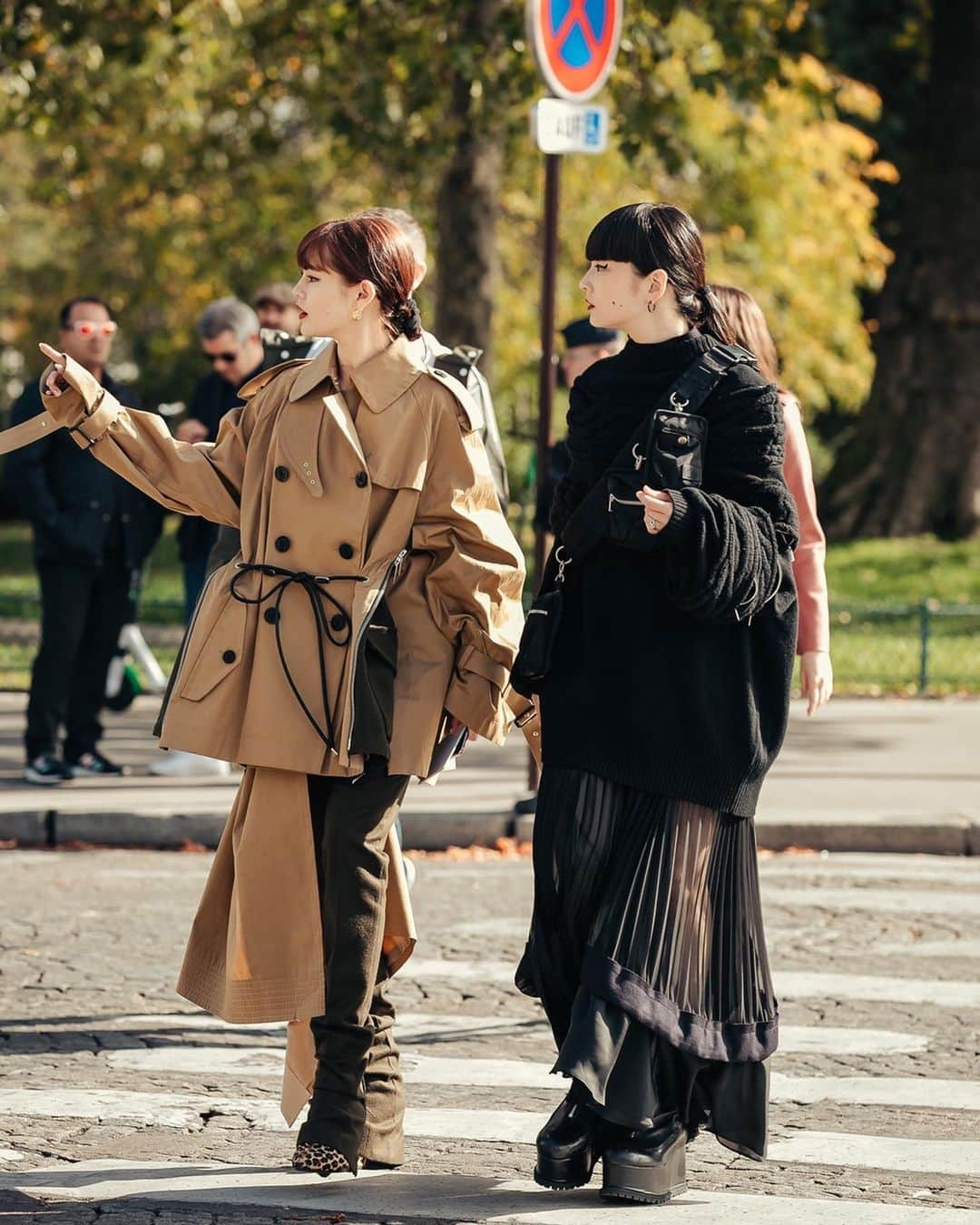 emmaさんのインスタグラム写真 - (emmaInstagram)「@sacaiofficial 💙 with @akimoto_kozue ✨ photo by @jaylim1 📸 #sacai #pfw」10月2日 22時04分 - okss2121