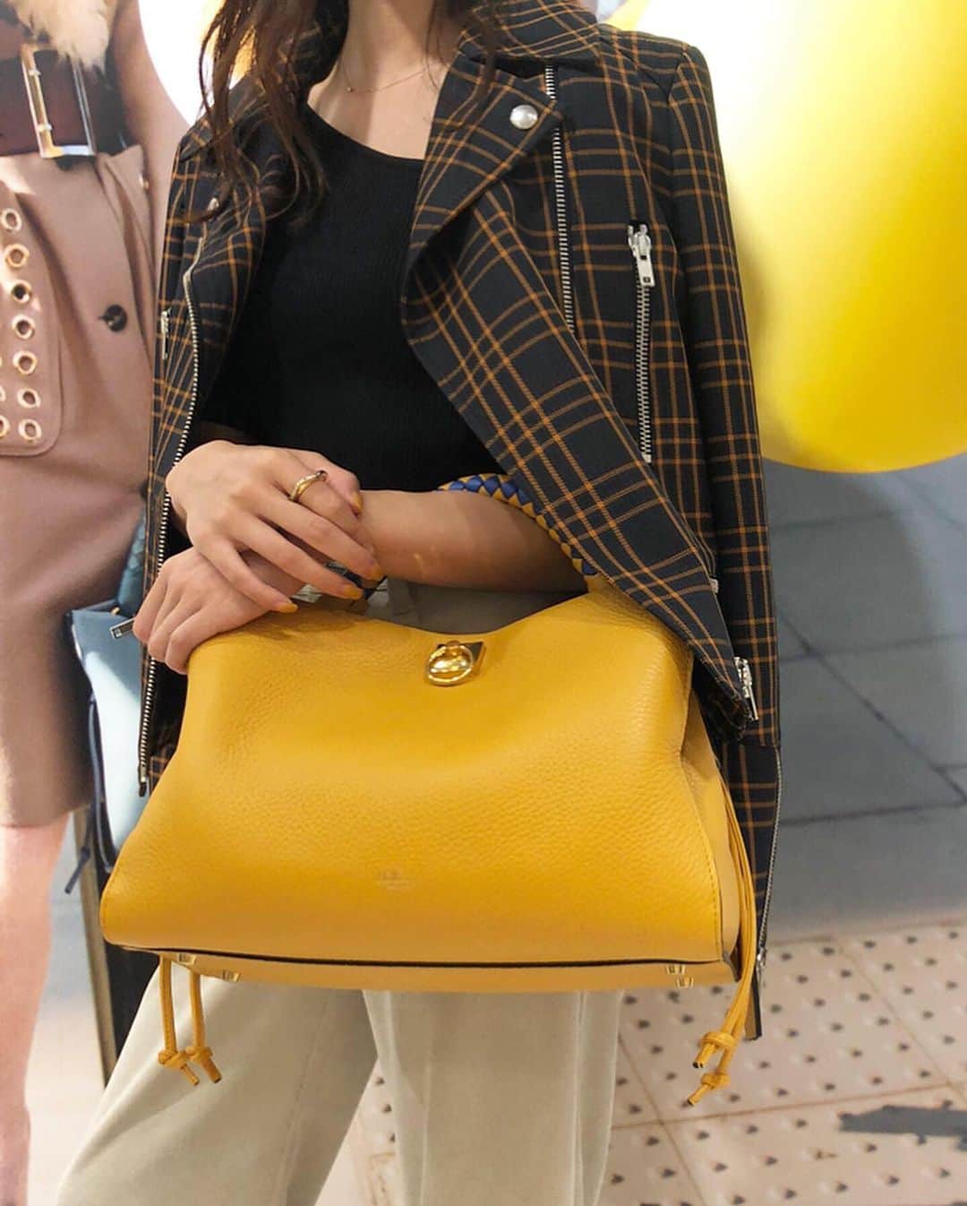 湯浅喬子のインスタグラム：「阪急うめだ本店にて、@mulberryengland の  pop upがあると聞いて 初日に駆けつけてきました🎈 . ずっとインスタでチェックしてた CHECK柄のトートBAGが やっぱり可愛いすぎた❤️ . イニシャルもカスタマイズできるし また期間中に遊びに行こ☺️💛 . 10 月 2 日(水)~10 月 8 日(火) . 📍うめだ阪急３Fコトコトステージ #mulberryengland #mullberry #hankyu」