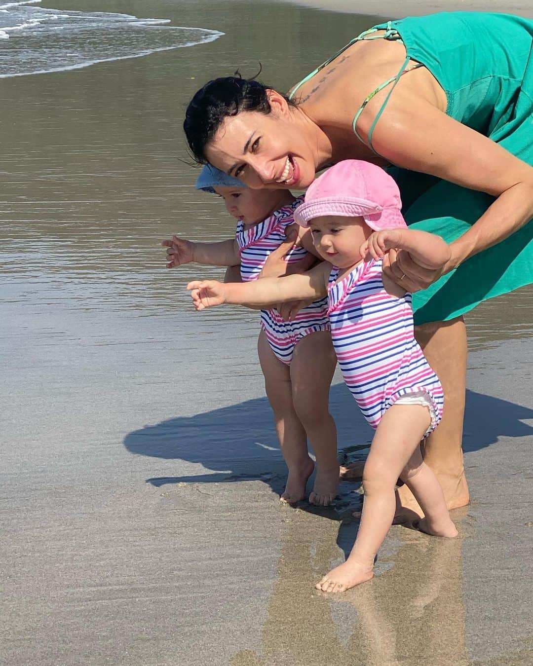 シェイラ・カストロのインスタグラム：「Recarregando as energias!!! #albumdalizeninna #maedegemeas #maedemenina #praia」