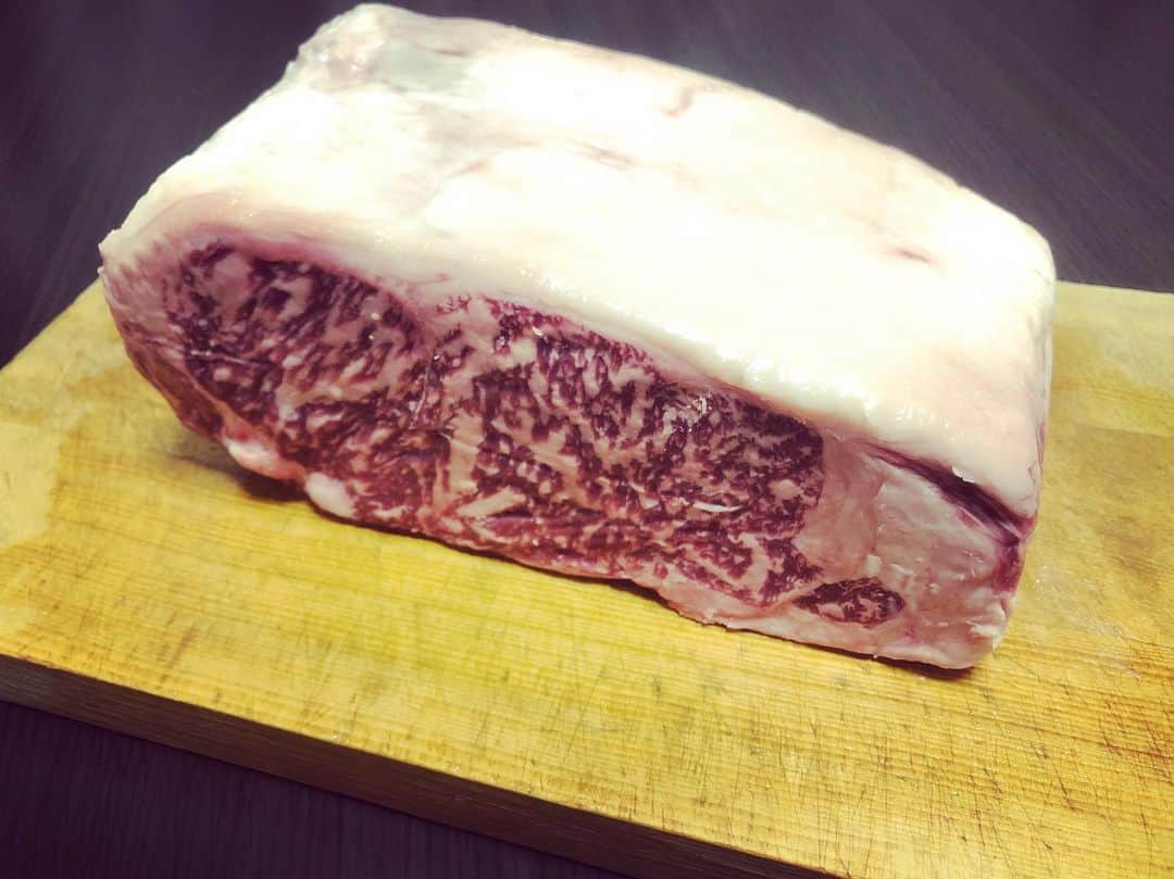 中嶋勝彦さんのインスタグラム写真 - (中嶋勝彦Instagram)「我が家に美味しいお肉が届きました😋  #肉  #大好き  #幸せ  #happy  #ありがとうございます  #感謝  #ステーキ  #steak  #最高かよ」10月2日 22時11分 - katsuhiko_nakajima