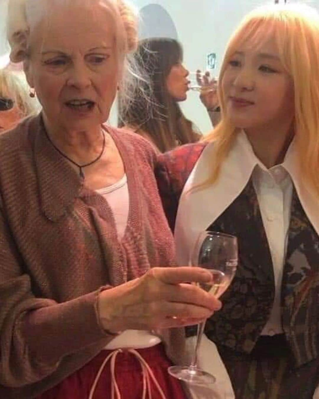 ダラ さんのインスタグラム写真 - (ダラ Instagram)「Memories...💕 #pfw #2019 @viviennewestwood」10月2日 22時13分 - daraxxi