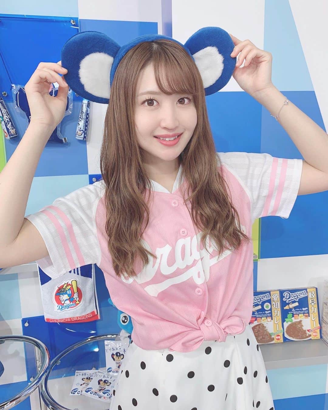 のインスタグラム：「♡ . 昨日はゲットしたグッズを持って 野球塾＆学習塾｢BE-ZONE｣さんへ⚾️✨ . 湊川誠隆さん、元広島のピッチャー酒井大輔さんに ストレッチからキャッチボール、 ノック、バッティングなど 本格的に教えて頂きました！！ お二人に教えて頂けるなんて 光栄すぎました😢💕💕 . 野球楽しいです☺️💓💓 ドラ・ナビ放送お楽しみに🌟 . #dragons #dranavi #starcat #nagoya #baseball #uniform #ootd #coordinate #fashion #instagood #instagramjapan #japanesegirl #girls #中日ドラゴンズ #ドラゴンズ #中日 #湊川誠隆 さん #酒井大輔 さん #スターキャット #キャットチャンネル #ドラゴンズ女子 #ユニフォーム #さわー野球 #沢井里奈」