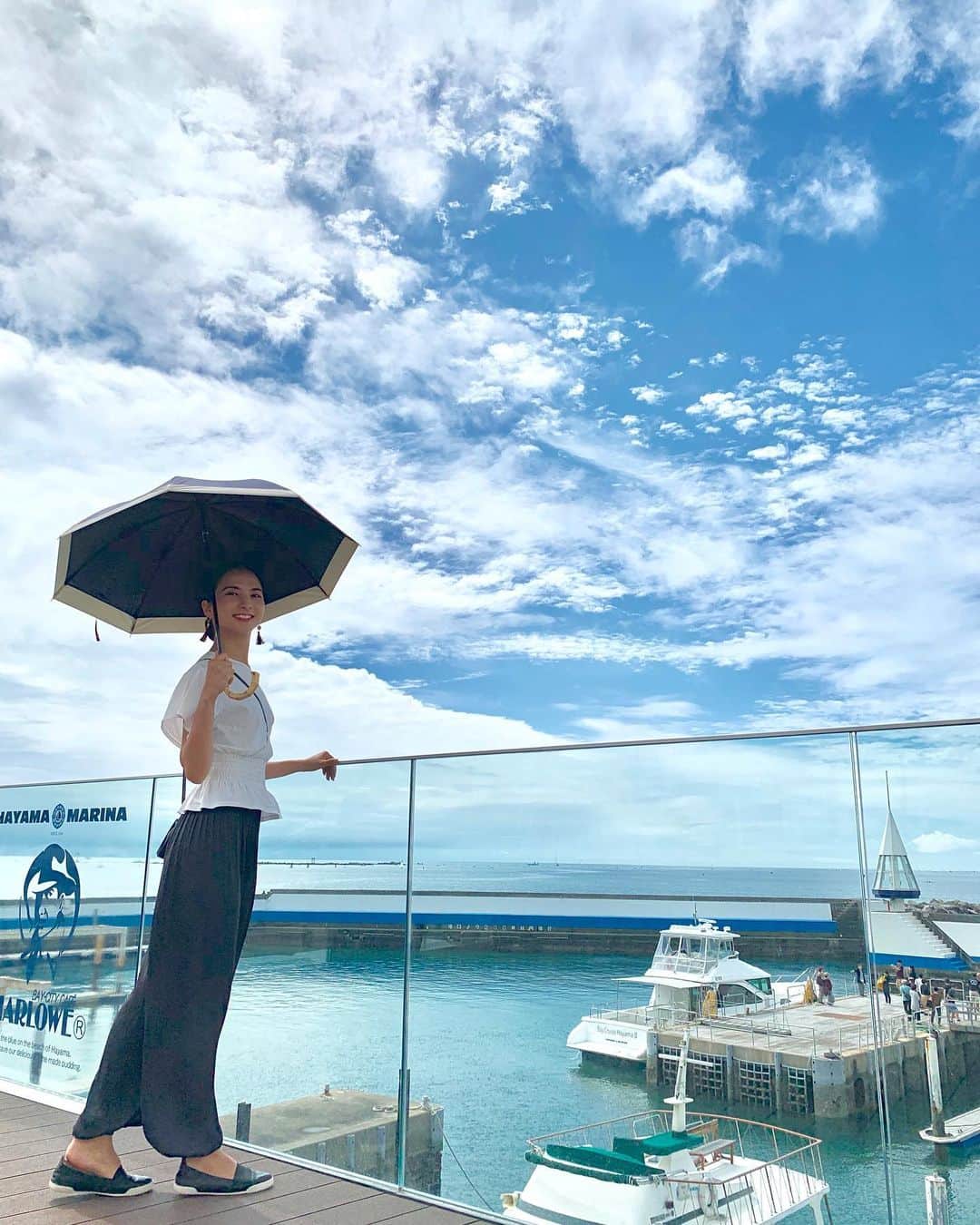 芥川舞子のインスタグラム：「先日行った #葉山マリーナ の #marlowepudding 🍮 美味しかった〜💓 テラス席が気持ちいい季節🕊🍂 ・ #固いプリン党 #マーロウプリン固さレベル★★★☆☆ (*舞子比) #固いプリンを探す旅」