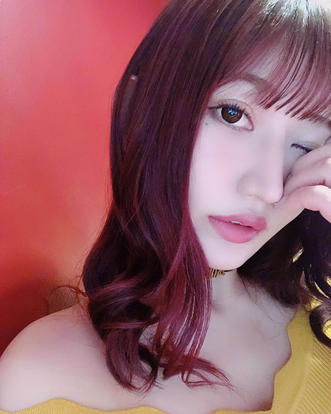 月城まゆさんのインスタグラム写真 - (月城まゆInstagram)「new color🥀 赤のぱっつんでイメチェンしました💋どうー？ . . . #risel #haircolor #渋谷 #hairstyle #selfie #newcolor」10月2日 22時14分 - xo_mayu_xo