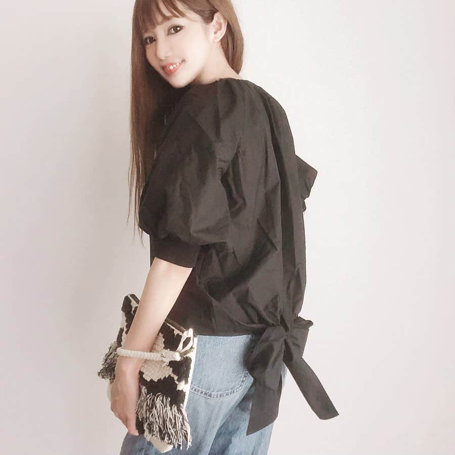 bibi_mama_のインスタグラム：「* * お久しぶりです💕💕 体調不良で最近インスタおやすみしてました。 ゆっくり更新ですが忘れないでね🙏 * * 福岡のお気に入りのSHOPで、可愛いブラウスをGET👍💕💕 @herencia_official * * 明日のお昼12時にHERENCIA×zozo townがOPENするようです。 * * ◆OPEN限定企画◆ * * ①オープン限定/10.000円のZOZO限定福袋 (アウター/ニット/ドレス/スカート/バック/5点】 ②OPEN日限定:2000円クーポン発行 ③OPENSALE:MAX40%OFF * *ㅤㅤㅤㅤㅤㅤㅤㅤ ◆検索◆ https://zozo.jp/herenc * * ZOZOTOWNのHPの検索に"herencia"を入れて検索して是非チェックして下さいね📲 * * @herencia_official @zozotown  @wear_official  #herencia #zozotown #ヘレンチア #zozo #fukuoka #autumn #october #black #fashion #ootd #wear更新 #秋コーデ #シンプルコーデ #ビッグシルエット #ママコーデ #30代コーデ #ゆるコーデ #コーデ #メンズライク #大人カジュアル #カジュアルコーデ #おしゃれさんと繋がりたい #オーバーシャツ  #ヘアメイク#福岡 #大名#大人カジュアル#locari#ponte_fashion#kaumo_fashion」