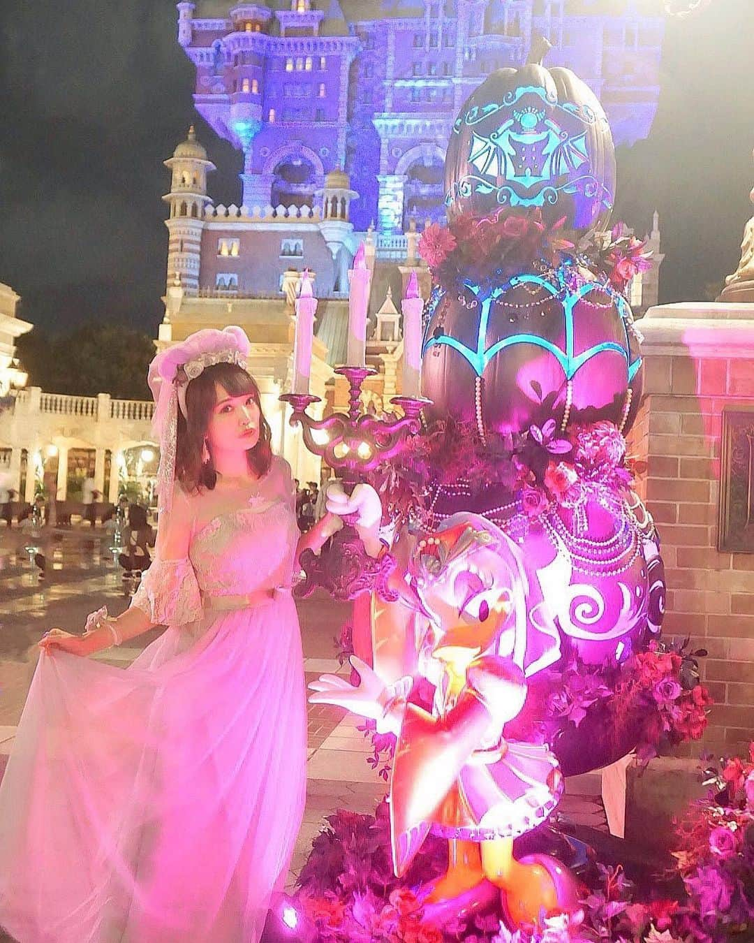 浅井麻里さんのインスタグラム写真 - (浅井麻里Instagram)「👻👻﻿ ﻿ またゴースト花嫁のデータシリーズ✨👰﻿ (2枚目はフラッシュバージョン📸﻿ みんなどっちの写真の雰囲気が好きかなぁ？🤔)﻿ ﻿ ﻿ こっちの花嫁のもたくさんあるけど、﻿ ゴーストじゃない、﻿ ウェディングモデル花嫁の撮影データを﻿ たくさんいただいて、﻿ 写真チェックするのが楽しい💕💕﻿ ﻿ その写真の枚数、なんと600枚近く！！😳✨﻿ 選ぶのに悩みまくりつつ（笑）厳選して﻿ ちょこちょこアップしてく予定💐👰﻿ ﻿ ﻿ ﻿ #ディズニーシー#ディズニーバウンド#ディズニーコーデ#ハロウィン仮装#ディズニーハロウィン#花嫁カチューシャ#tokyodisneyresort#disneyhalloween#towerofterror」10月2日 22時21分 - mari_asai_625