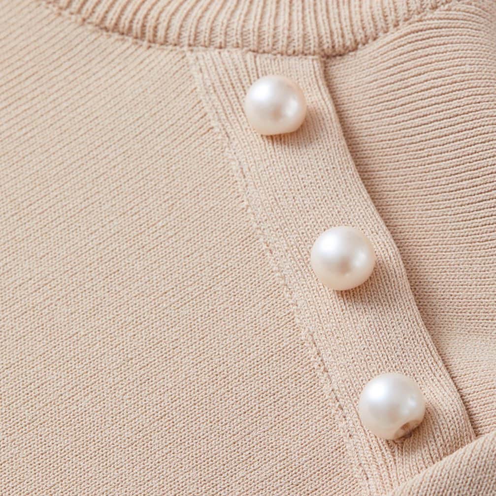 BORDERS at BALCONYのインスタグラム：「今季の「PEARL TOP」は両肩に上品なパールがデザインされています。シンプルですが存在感があるので、少しだけドレスアップしたい時に、おすすめです。⁠⠀ ⁠⠀」