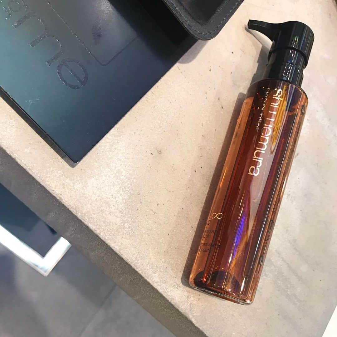 のインスタグラム：「#shuuemura の、ダブル洗顔不要のクレンジングオイル🧖🏻‍♀️ これ、めちゃ秀才！！！ シュウはクレンジングからできたブランドで安心やし、口コミもいいし使ってみるかーっと試しに買ったらびっくり🥺🥺🥺 毎日のコンディションに合わせていろいろ使い合わせられるようなオトナ女子になりとうございます♡」