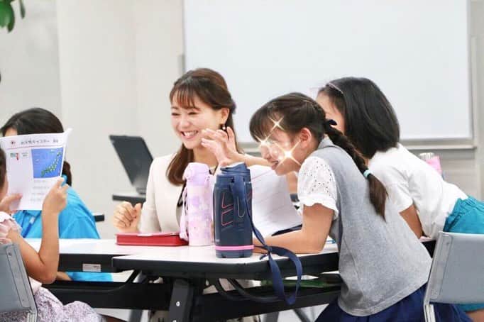 のインスタグラム：「キッズ教室♡  キッズ講師の仕事は、やりがい充分✨🤓✨ * 子供達が素直に感情を表現してくれるのが嬉しくて、私自身も自然と笑顔に☺️☺️☺️☺️☺️ * * 今回はお天気キャスター&インタビュアー体験🎤 * 最初は恥ずかしそうにうつむき加減で話していた子も、最後にはキャスターやインタビュアーになりきって、堂々と発表してくれました💮🙆‍♀️💯 * 短時間での成長と吸収の速さに驚かされます‼️ * そして別れ際には、お礼のお手紙をプレゼントしてくれたり💌将来えりか先生みたいなアナウンサーになりたい！と言ってくれる子もいたり💫 * えりか先生うるうる…(涙)🥺💦 * 子供パワー恐るべし👧👧❣️ * * #アナウンサー #講師 #子供 #キッズ #発声練習 #早口言葉 #お天気キャスター #インタビュー #笑顔 #ありがとう #kids #smile #えりか先生 #🎤」