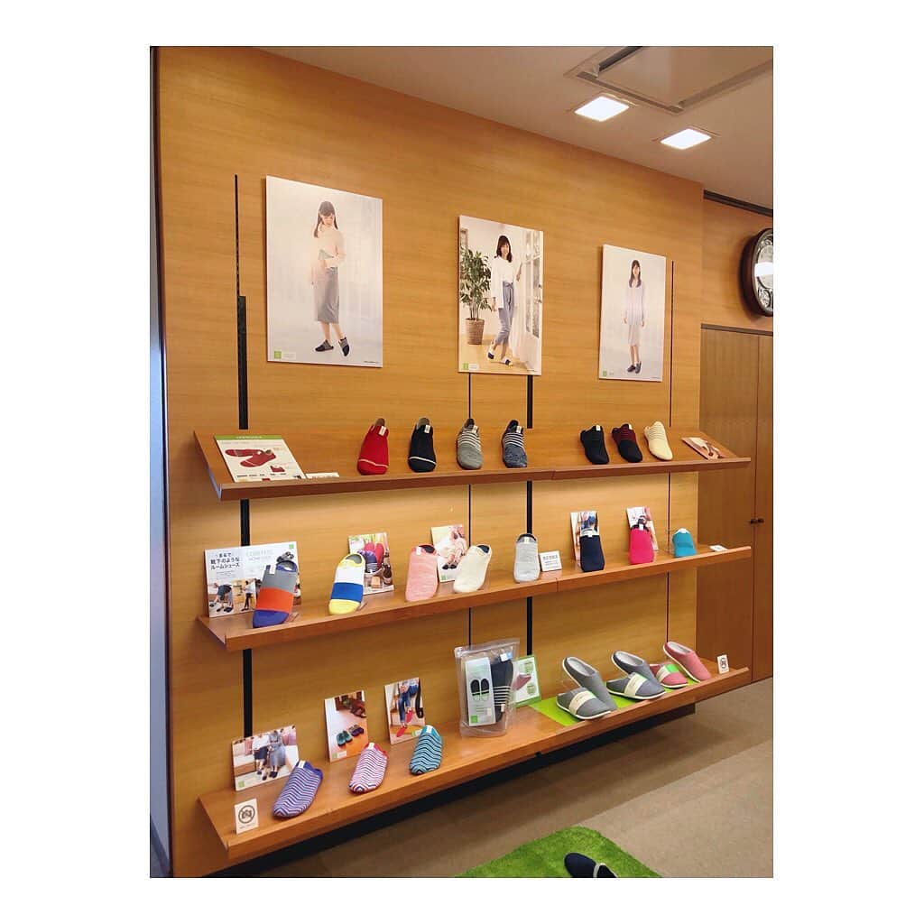 森脇亜紗紀さんのインスタグラム写真 - (森脇亜紗紀Instagram)「❤︎ 今日はニッポンスリッパ株式会社さんの 展示会へ行ってきました！✨ 今回も色とりどりのお洒落な商品が たくさんありました☺️ ・ 個人的に私が目を惹かれたのは 2枚目の《 はだし歩育 》👣✨ 見た目の可愛さだけでなく、 子どもの足の成長をサポート してくれるスリッパだそうです😳 花緒のあるスリッパは強い足に 育てるだけでなく猫背予防など 沢山の効果があるとのこと✨ 学生時代に保育科を学んでいた私には とっても共感できて興味津々に なってしまいました〜😊💮笑 ・ ニッポンスリッパの皆さん ありがとうございました✨✨ #ニッポンスリッパ株式会社  #イメージキャラクター#スリッパ」10月2日 22時47分 - asaki516