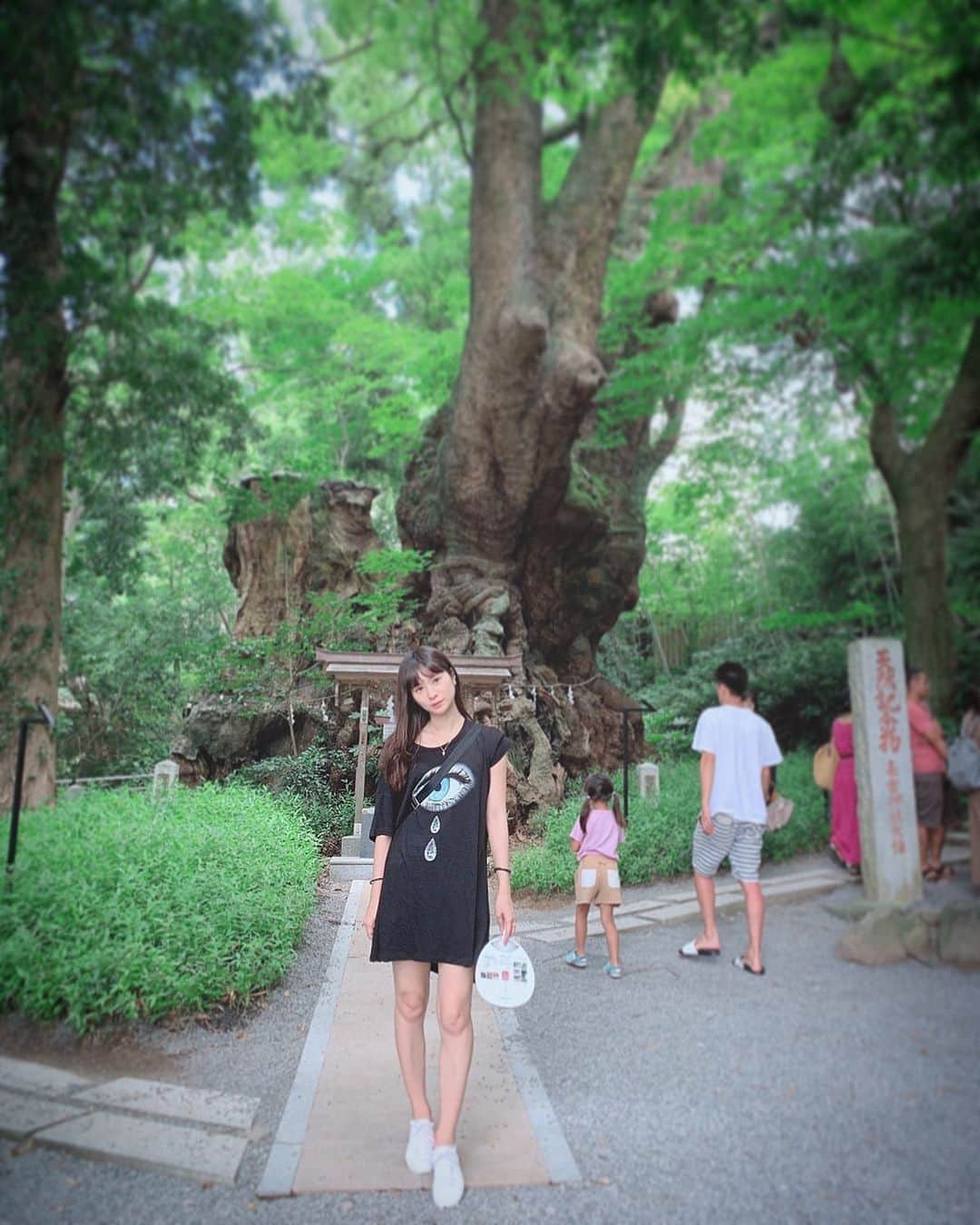 高瀬友規奈さんのインスタグラム写真 - (高瀬友規奈Instagram)「You know what this tree behind me is 2000 years old. 🌲 ・ ・ ・ #来宮神社」10月2日 22時54分 - yukina_731
