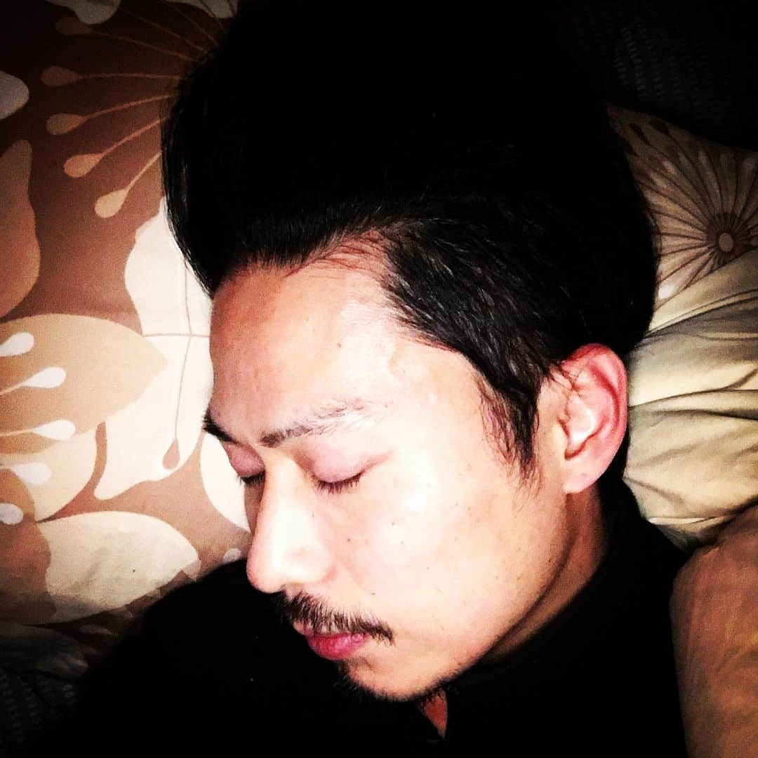 坂東工さんのインスタグラム写真 - (坂東工Instagram)「今日3本目の仕事が終わったのだけど、途中でダウン。従業員に面白がって写真を撮られる…眠い時は眠い…許してくれ… #ねむい #坂東さん #もうねむい」10月2日 22時56分 - takumimoriyabando